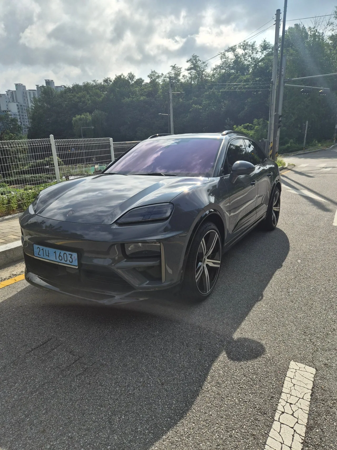 포르쉐 마칸 EV 터보 2025 실버 사진 1