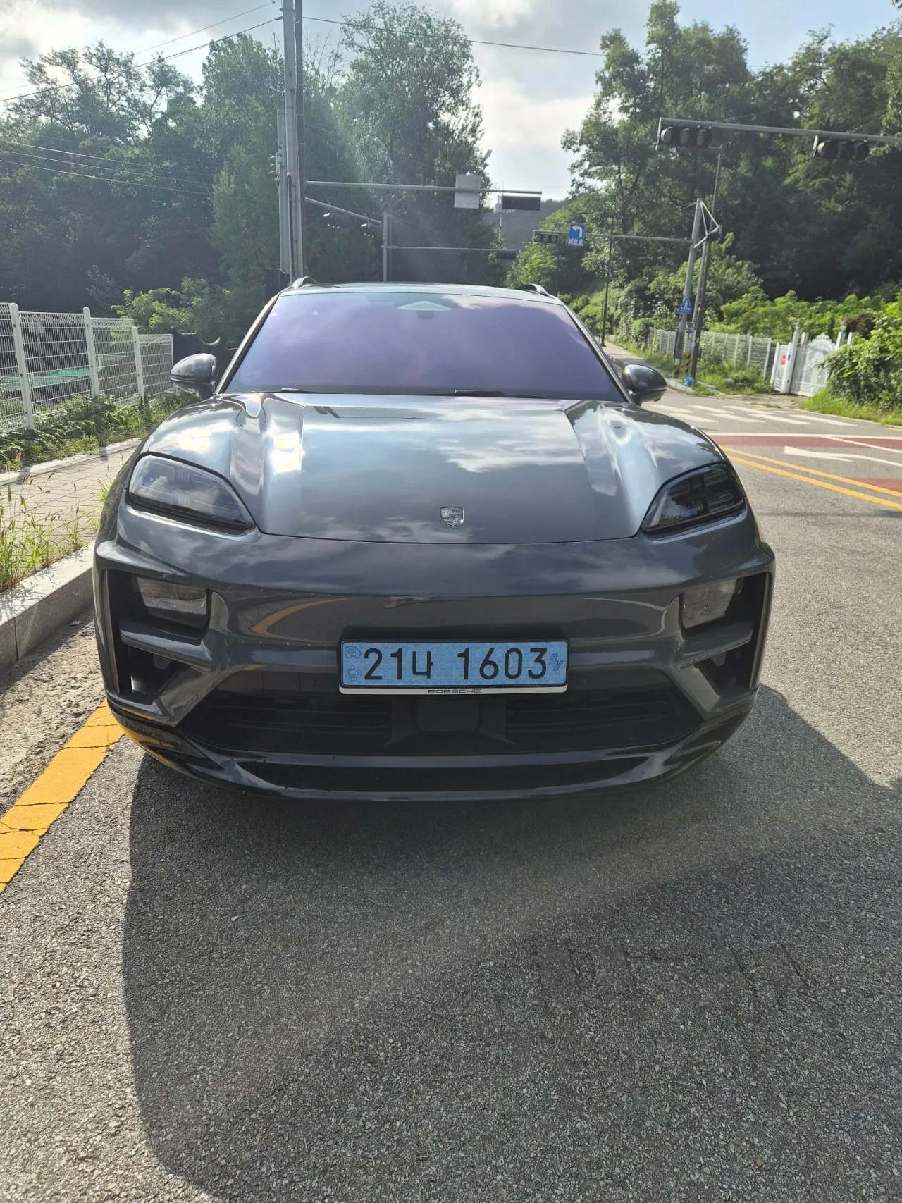포르쉐 마칸 EV 터보 2025 실버 사진 2