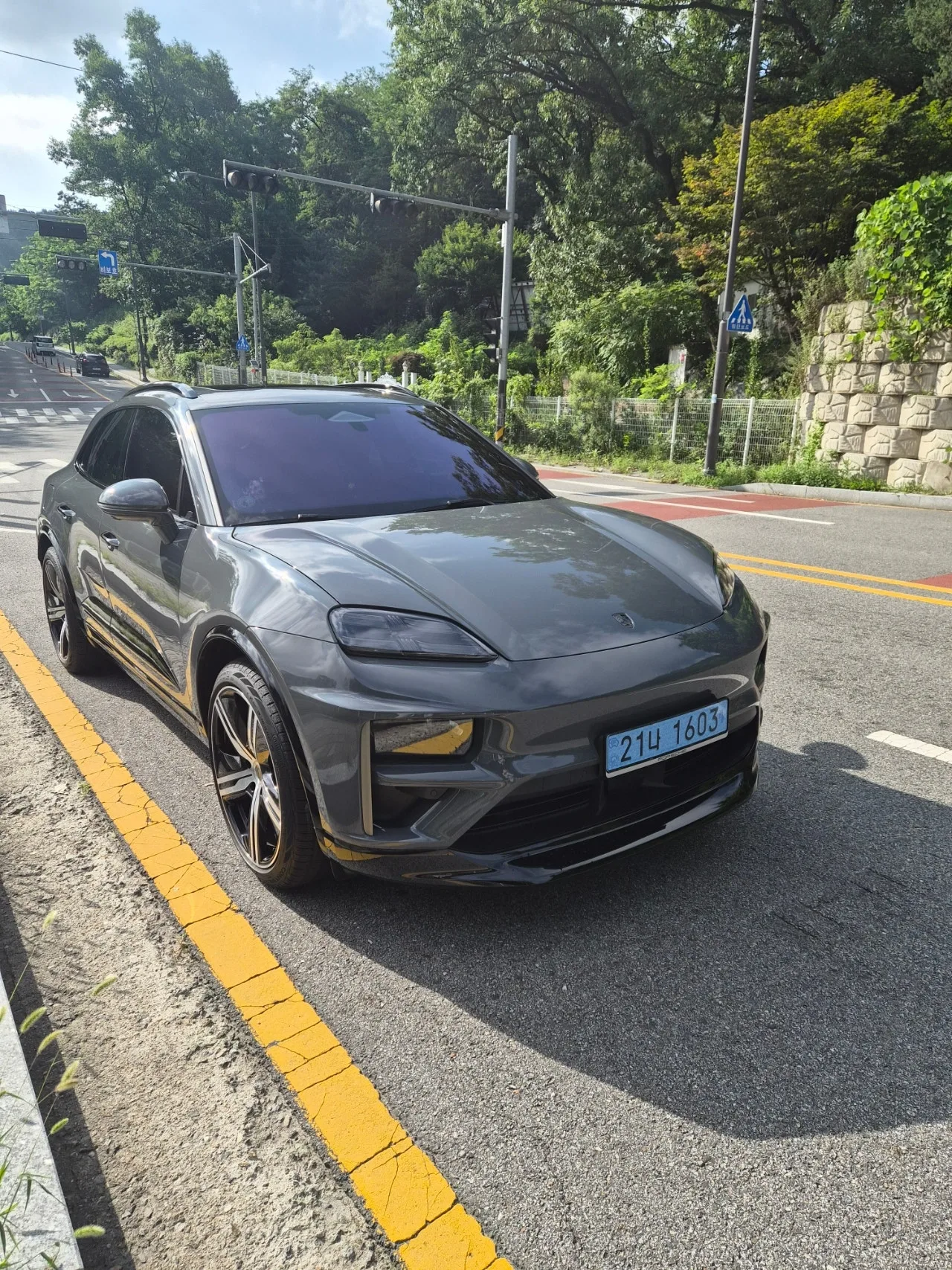 포르쉐 마칸 EV 터보 2025 실버 사진 3