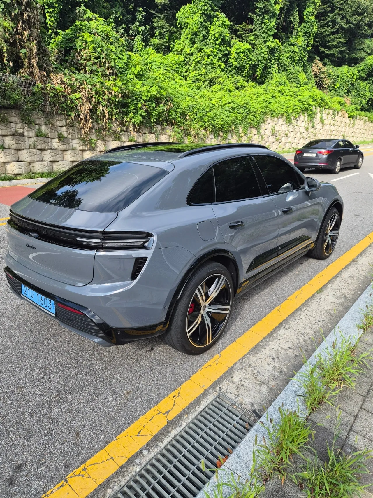 포르쉐 마칸 EV 터보 2025 실버 사진 5