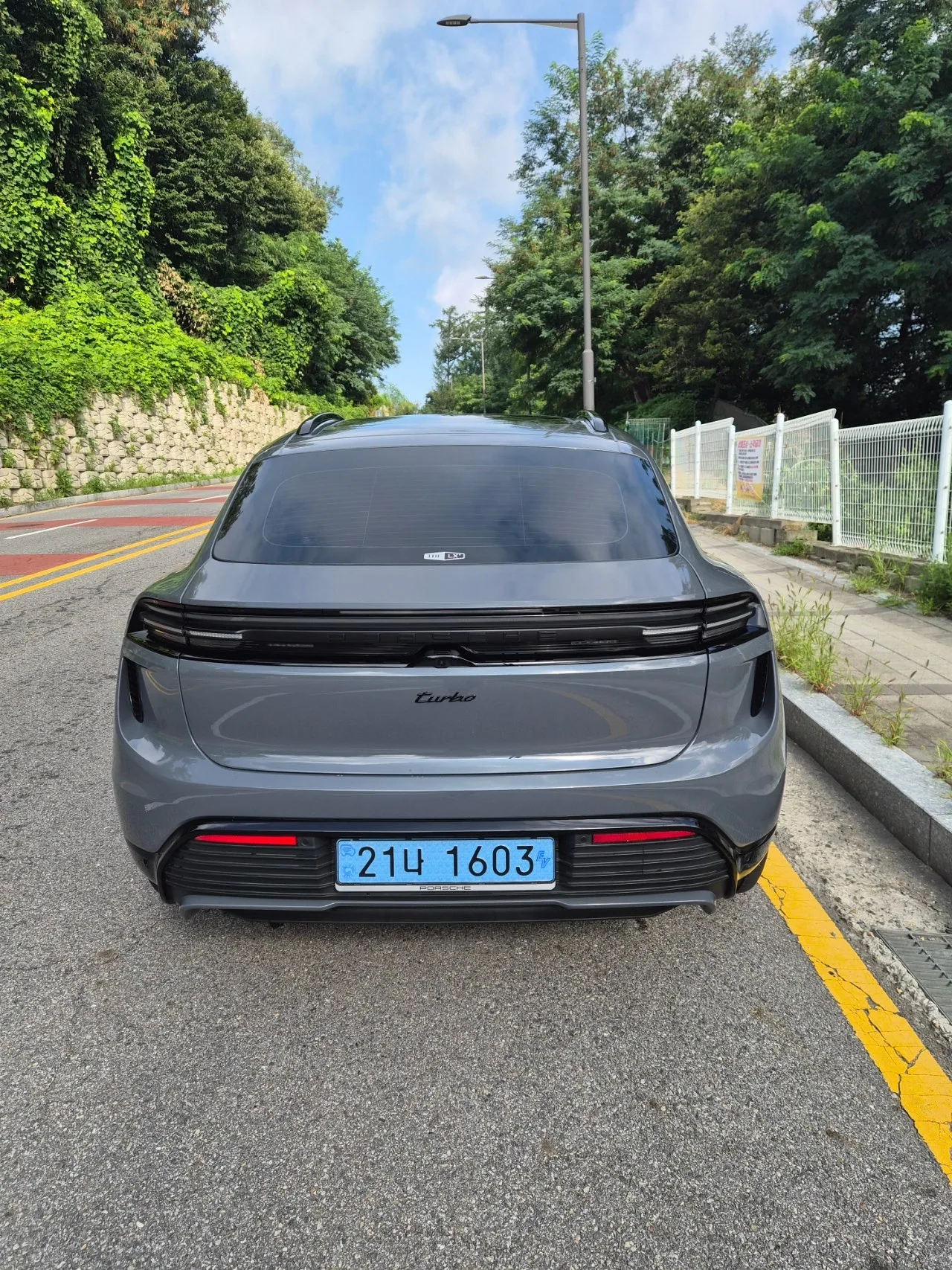 포르쉐 마칸 EV 터보 2025 실버 사진 6