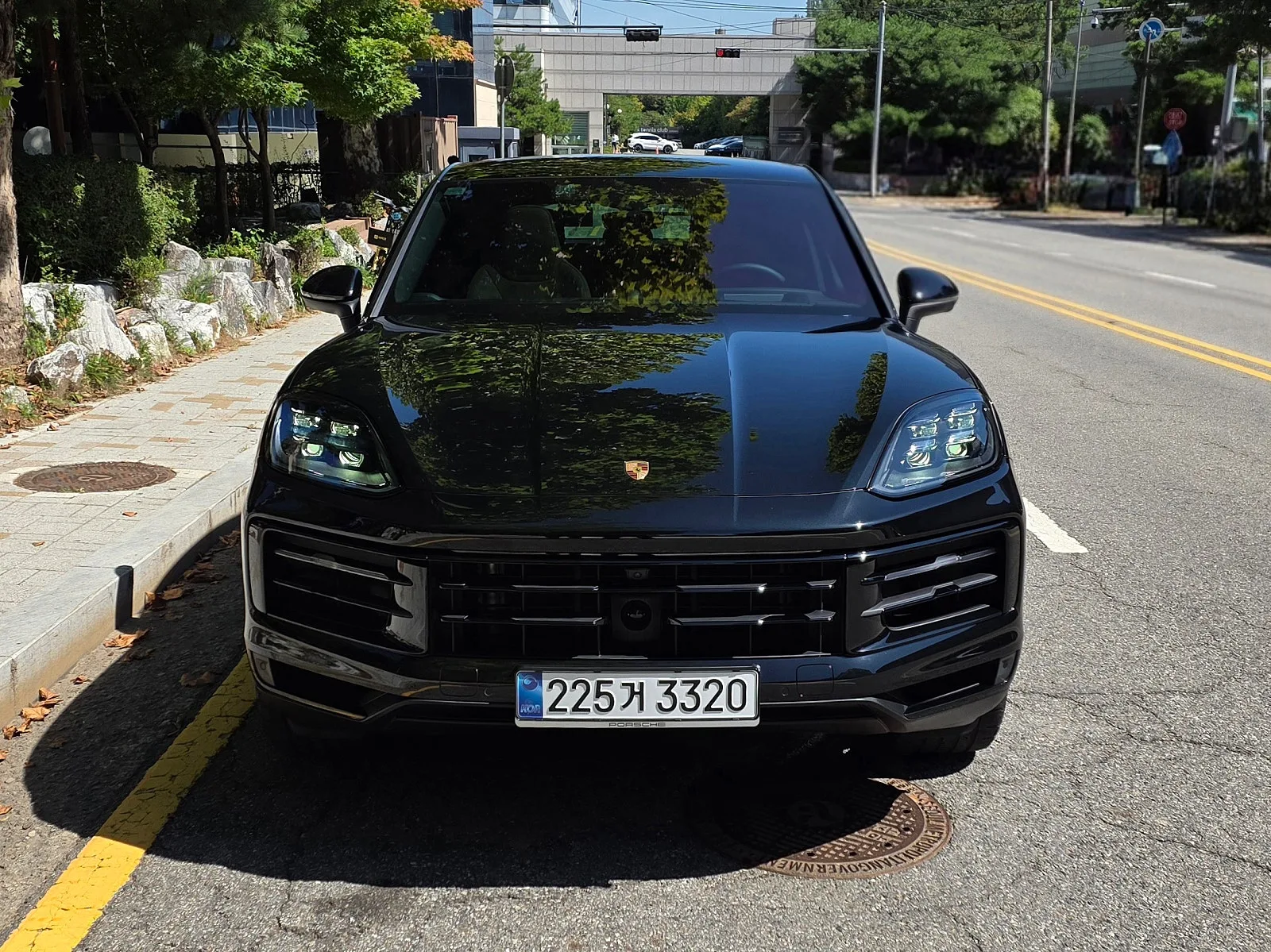 포르쉐 카이엔 쿠페 F/L 2025 크로마이트 블랙 메탈릭 사진 1