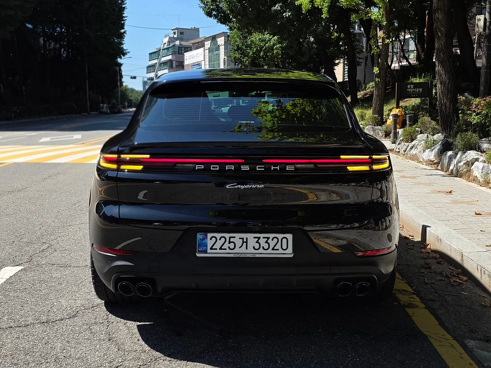 포르쉐 카이엔 쿠페 F/L 2025 크로마이트 블랙 메탈릭 사진 4