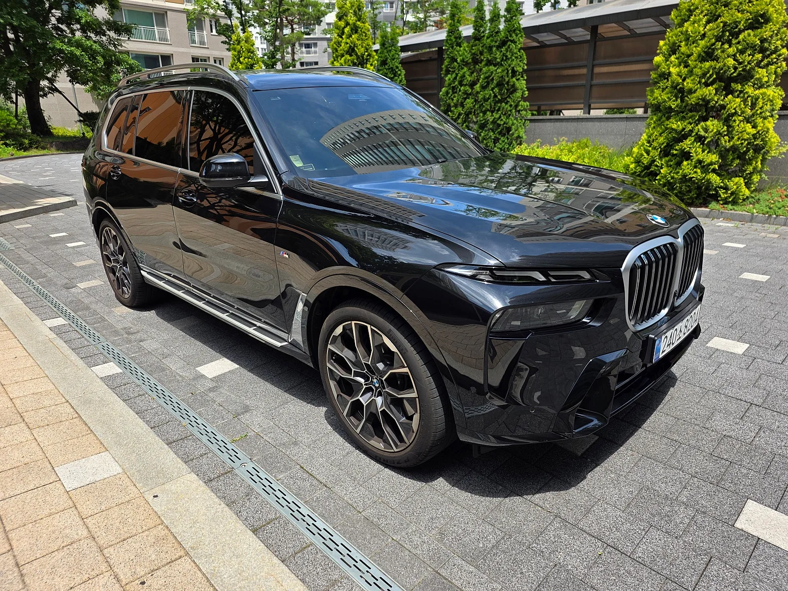 BMW X7 40i MSP 6인승 2024 블랙 사진 3