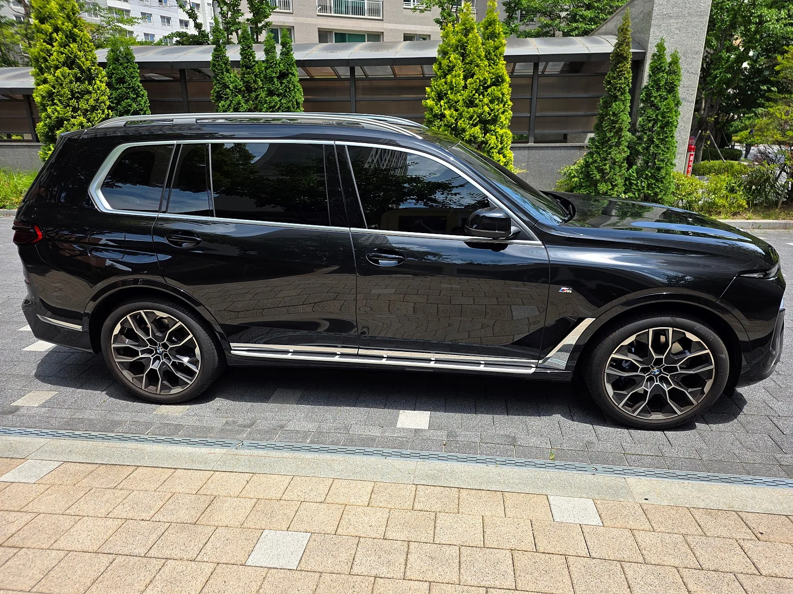 BMW X7 40i MSP 6인승 2024 블랙 사진 4