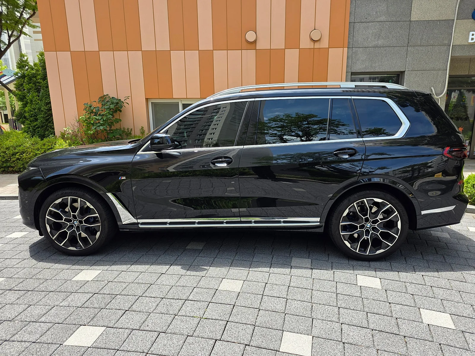 BMW X7 40i MSP 6인승 2024 블랙 사진 8