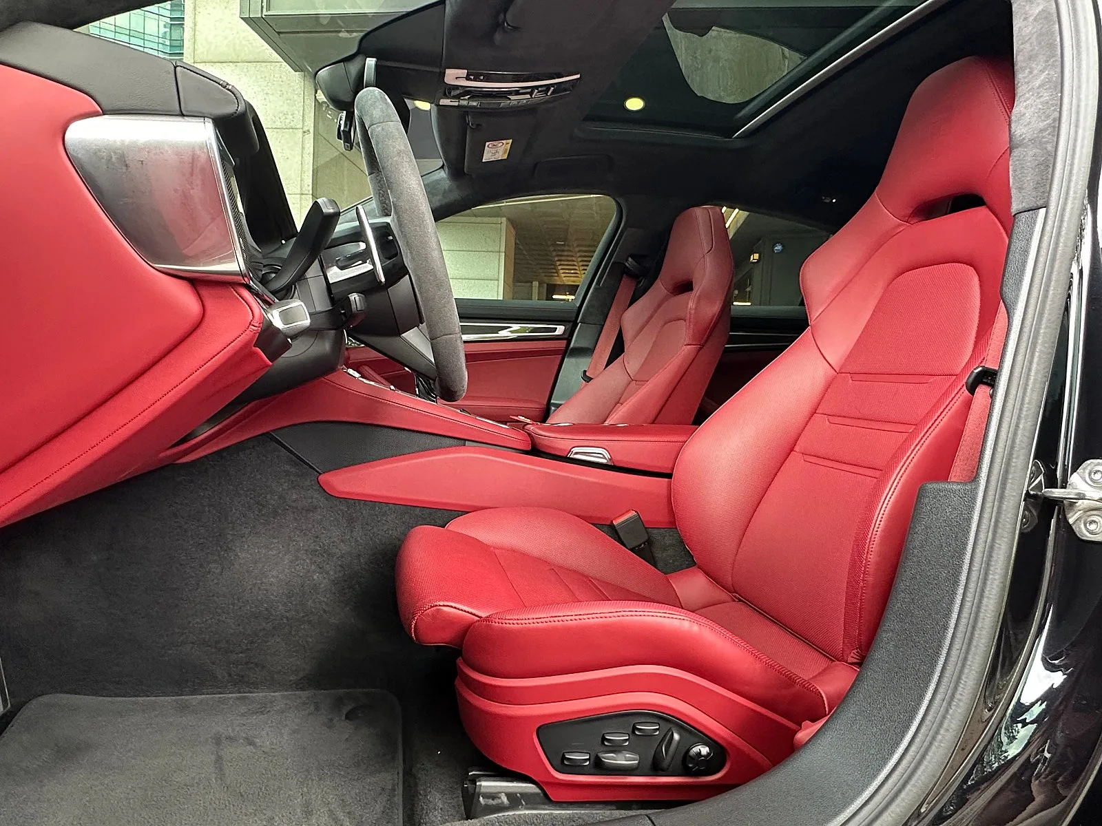 포르쉐 파나메라 GTS 4.0 2024 제트블랙 사진 3