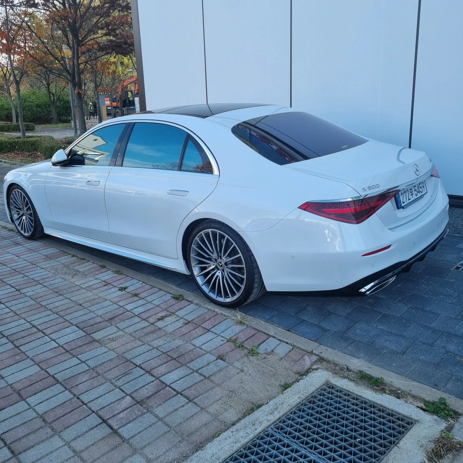 벤츠 S500L 4MATIC 2024 화이트 사진 2