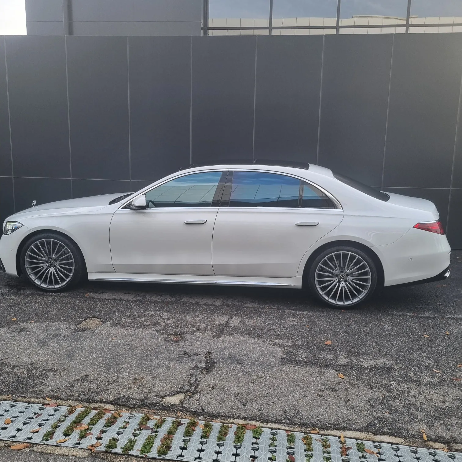 벤츠 S500L 4MATIC 2024 화이트 사진 4