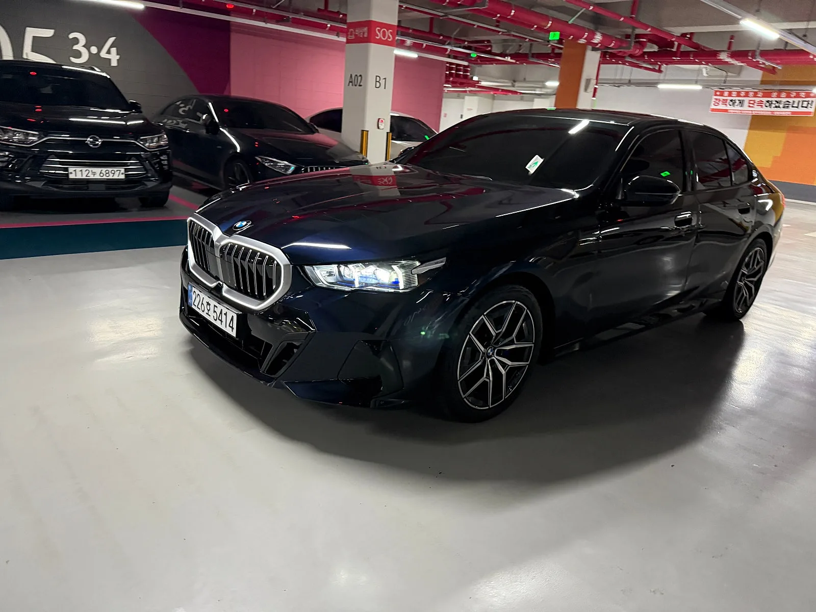 BMW 5시리즈 523d M스포츠 패키지 2025 네이비 사진 3