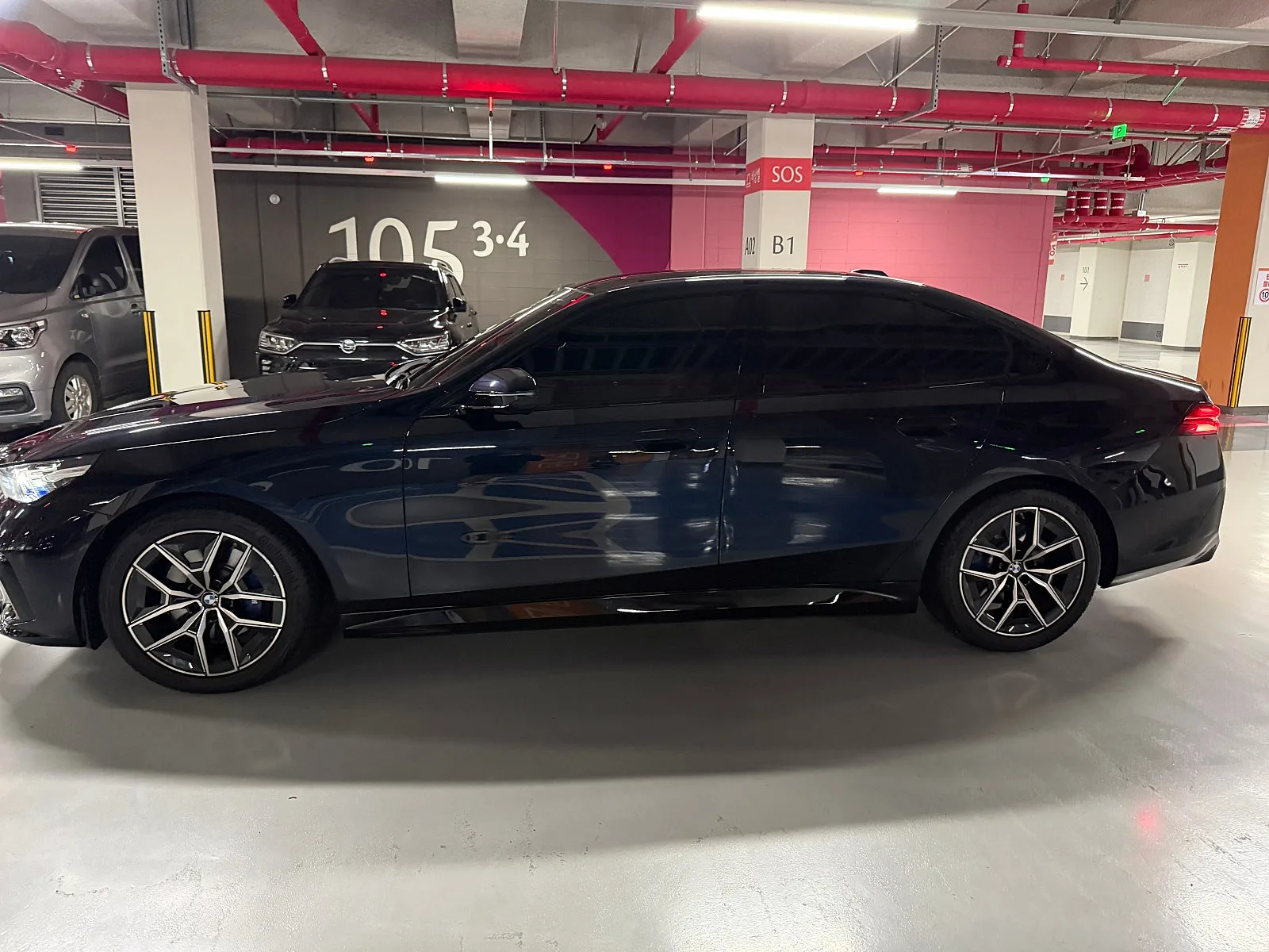 BMW 5시리즈 523d M스포츠 패키지 2025 네이비 사진 4