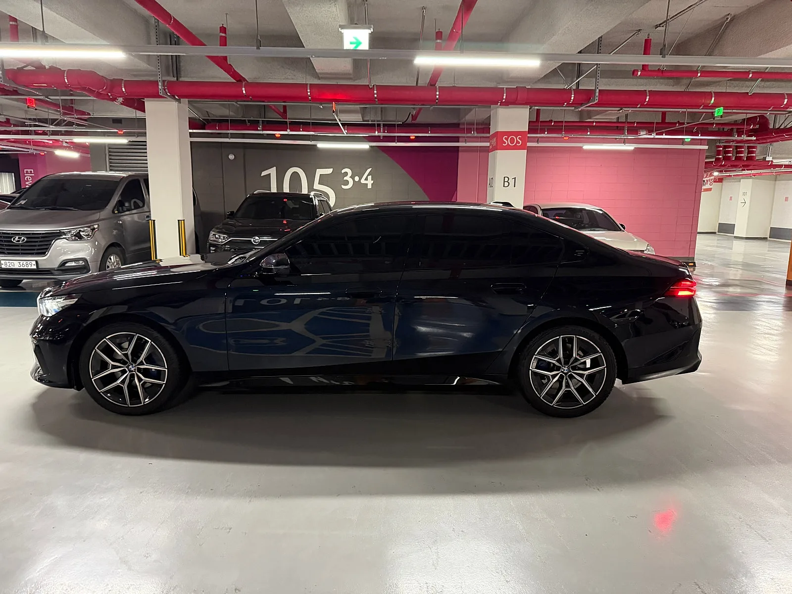BMW 5시리즈 523d M스포츠 패키지 2025 네이비 사진 5