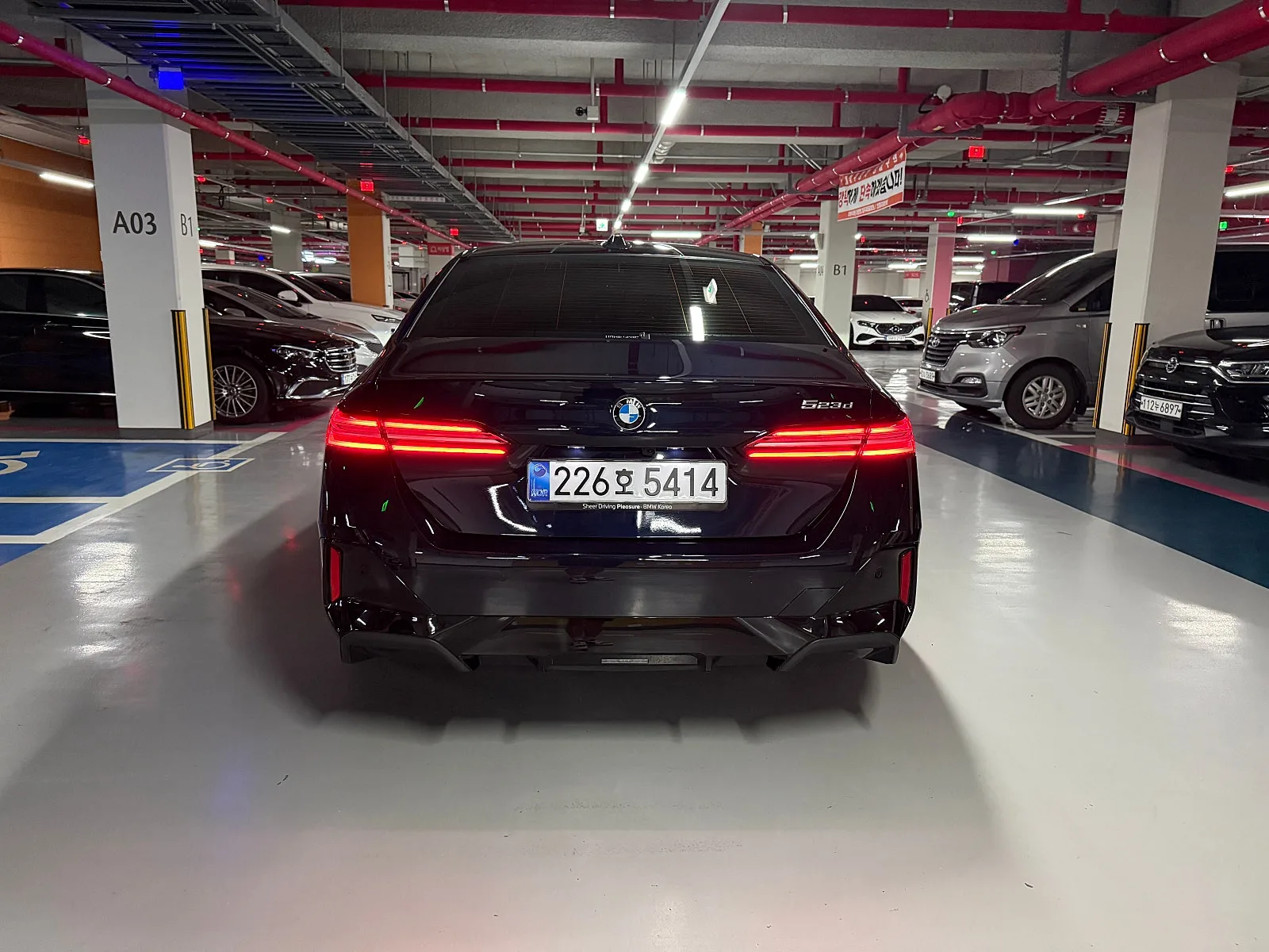 BMW 5시리즈 523d M스포츠 패키지 2025 네이비 사진 7