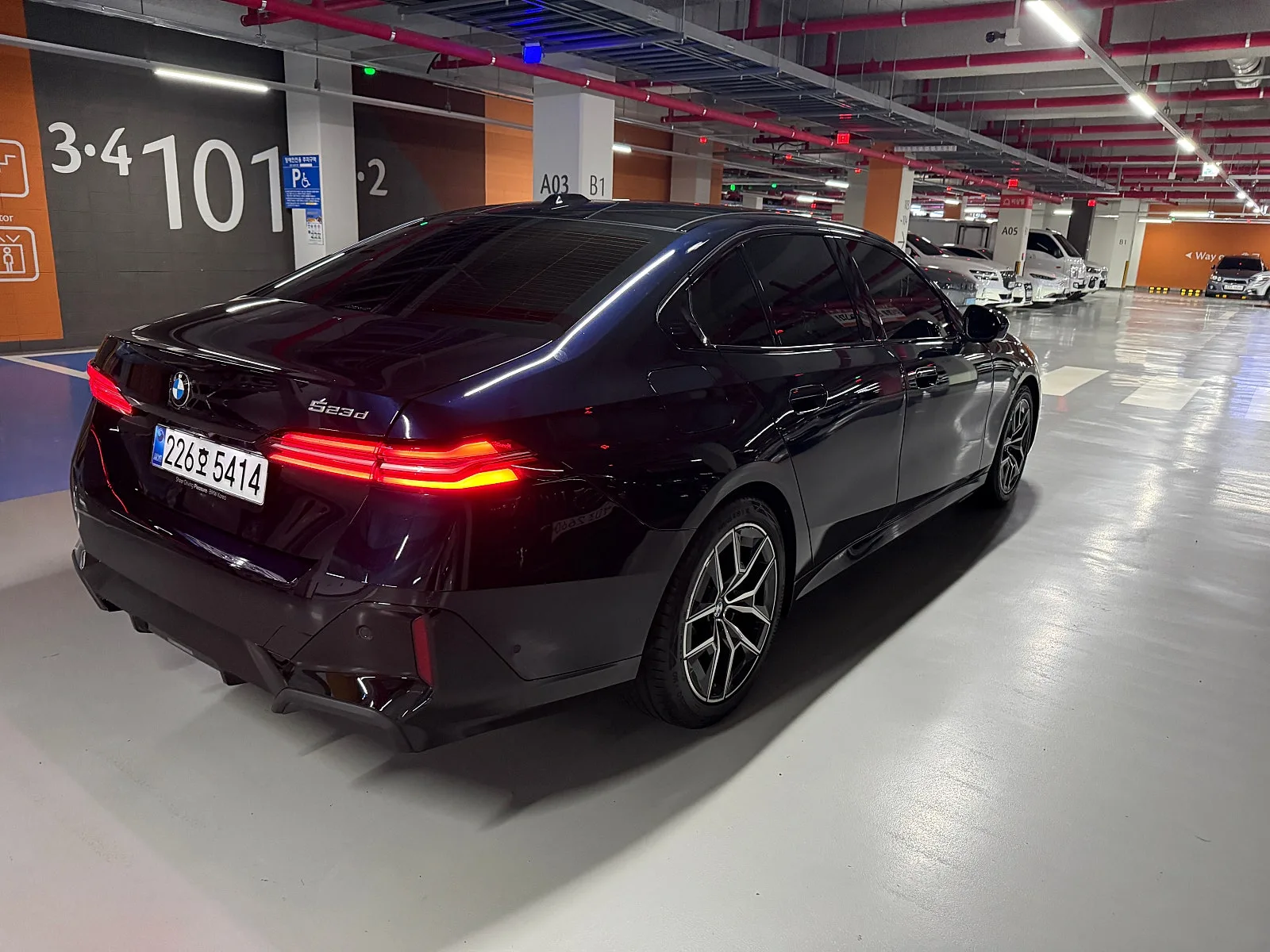 BMW 5시리즈 523d M스포츠 패키지 2025 네이비 사진 8