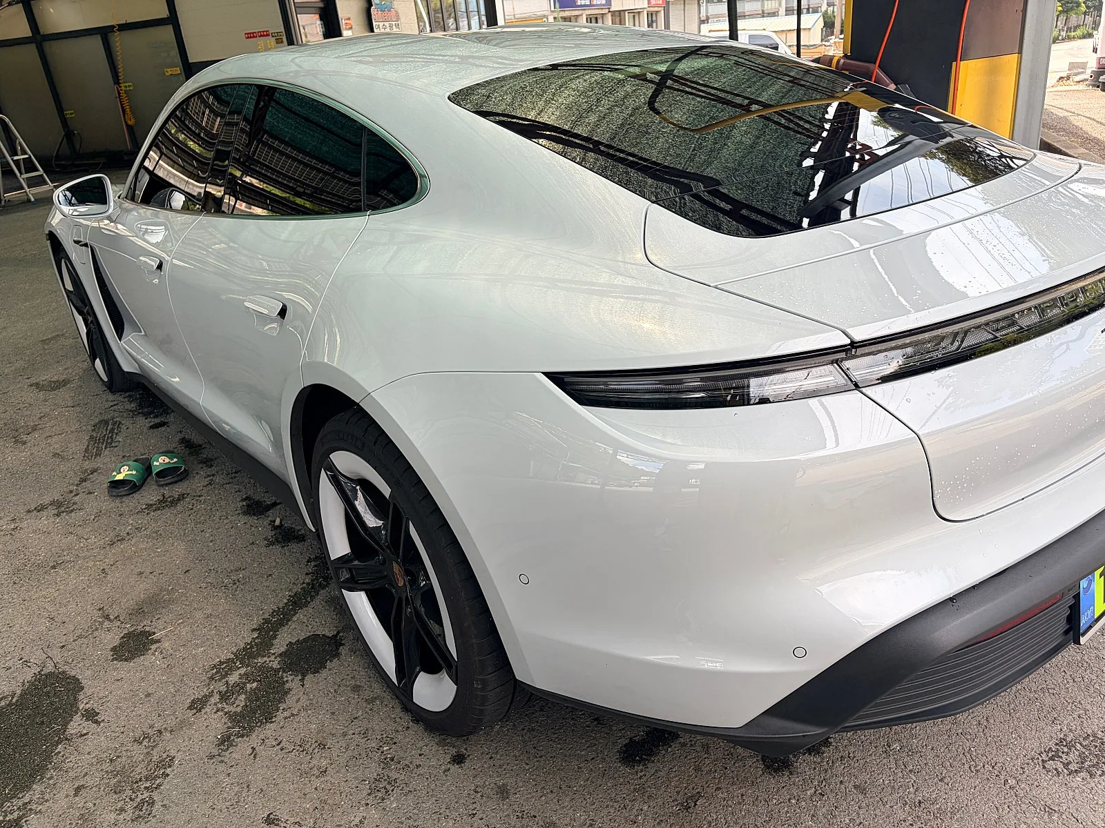 포르쉐 타이칸 4S 2026 화이트 사진 2
