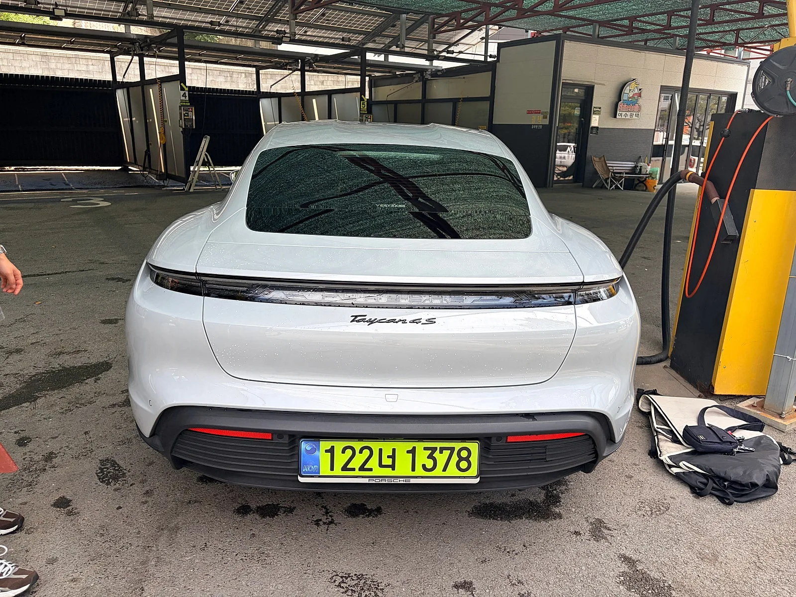 포르쉐 타이칸 4S 2026 화이트 사진 3