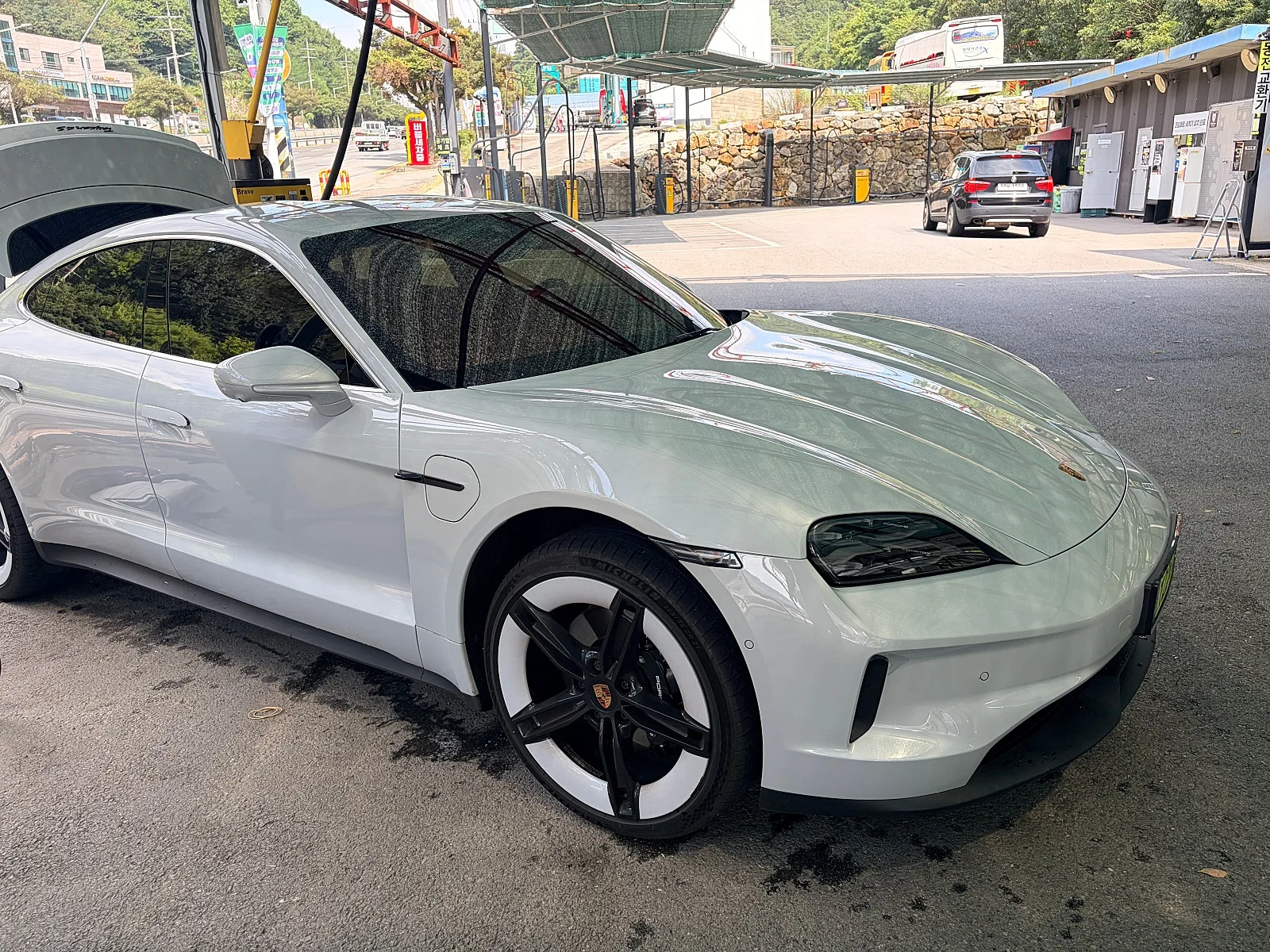 포르쉐 타이칸 4S 2026 화이트 사진 5