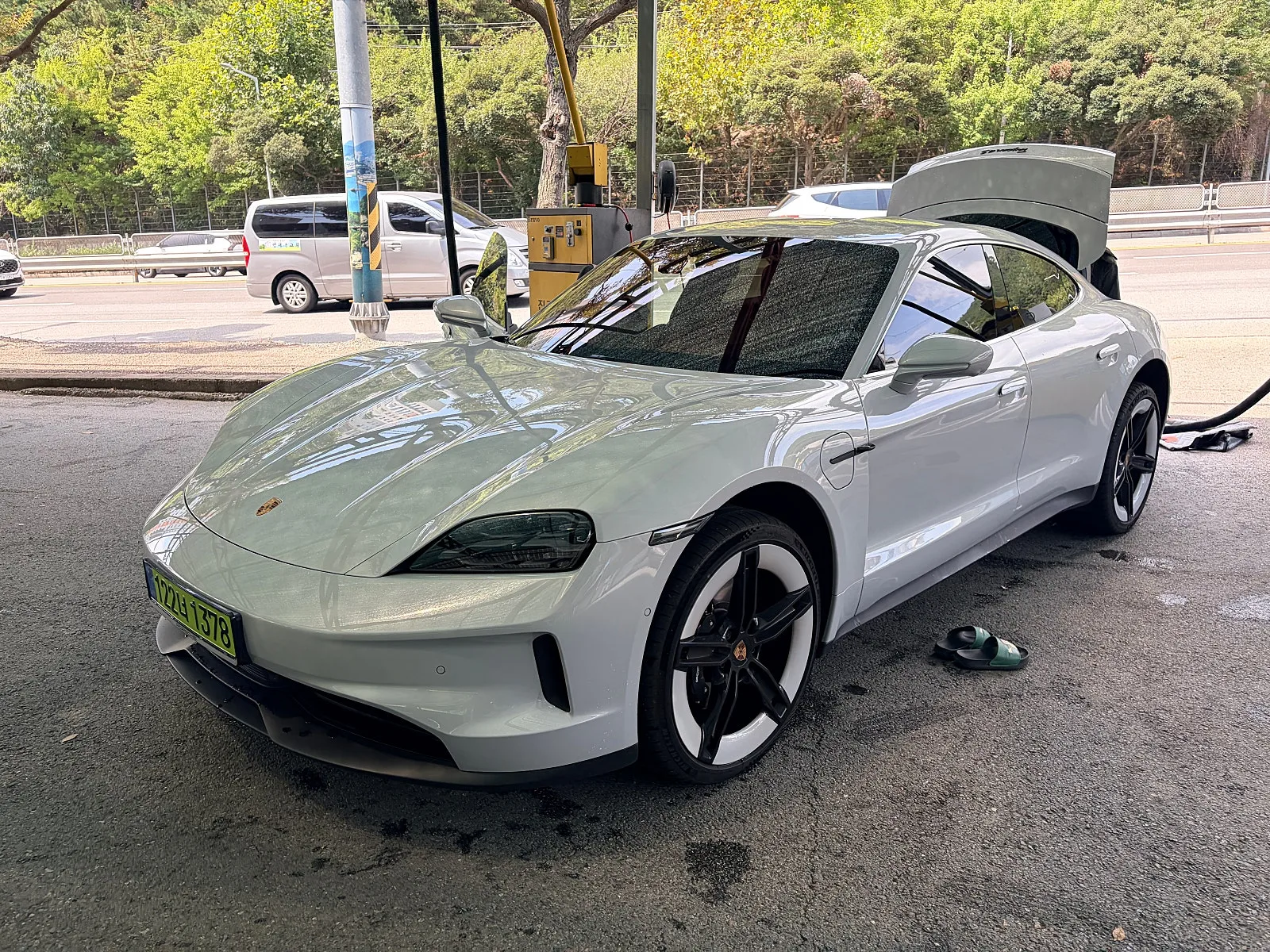 포르쉐 타이칸 4S 2026 화이트 사진 6