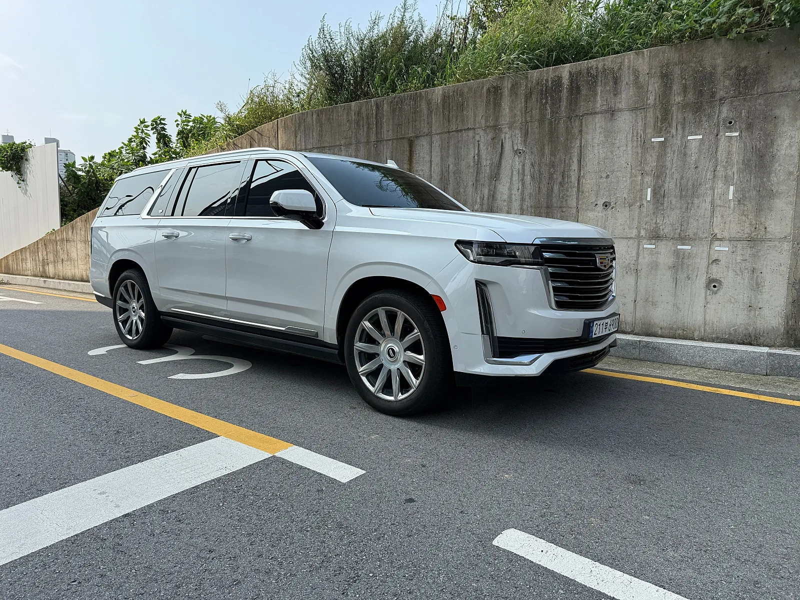 캐딜락 에스컬레이드 롱바디 2024 화이트 사진 2