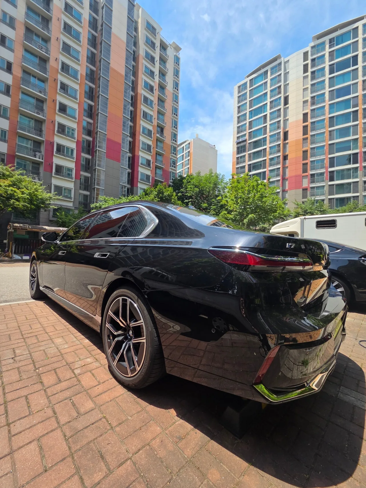 BMW i7 eDrive 50M 스포츠 2024 블랙 사진 3
