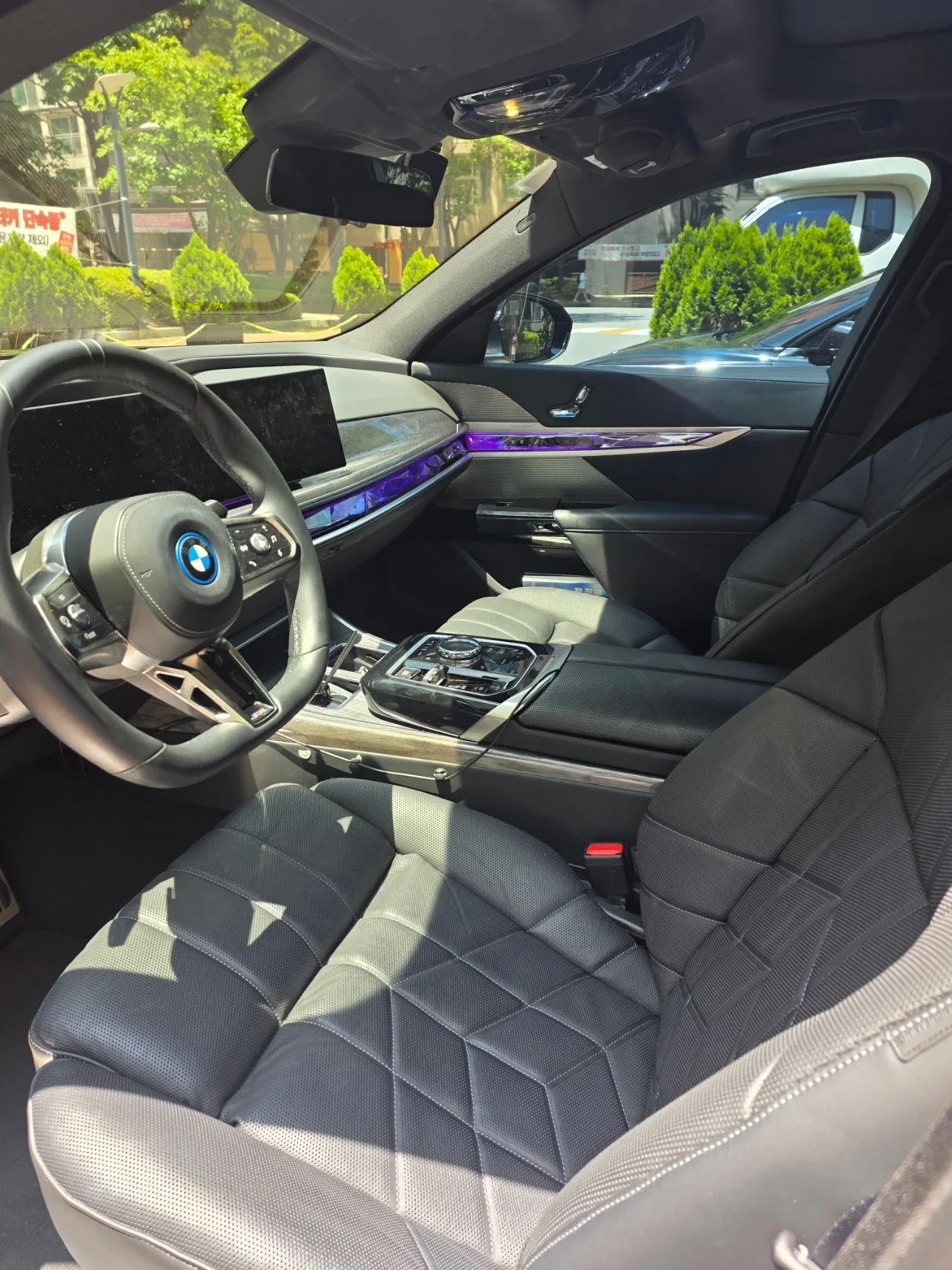 BMW i7 eDrive 50M 스포츠 2024 블랙 사진 6