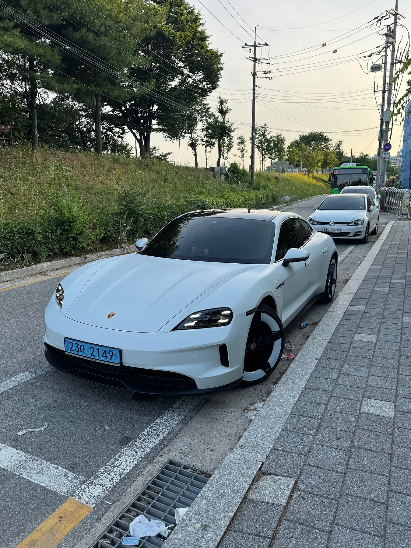 포르쉐 타이칸 4S 2024 무광화이트 사진 6