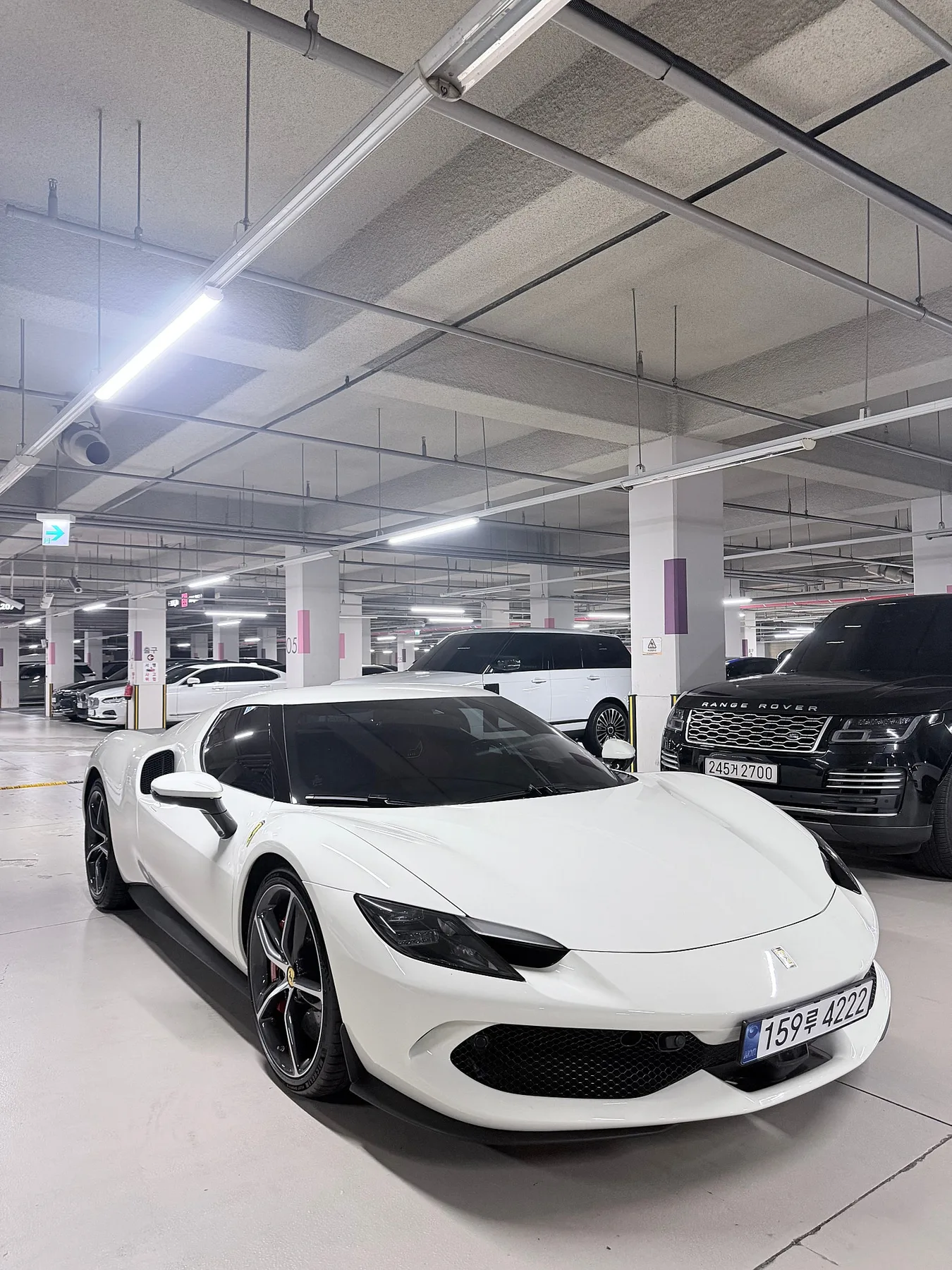 페라리 296GTB 2023 화이트 사진 2