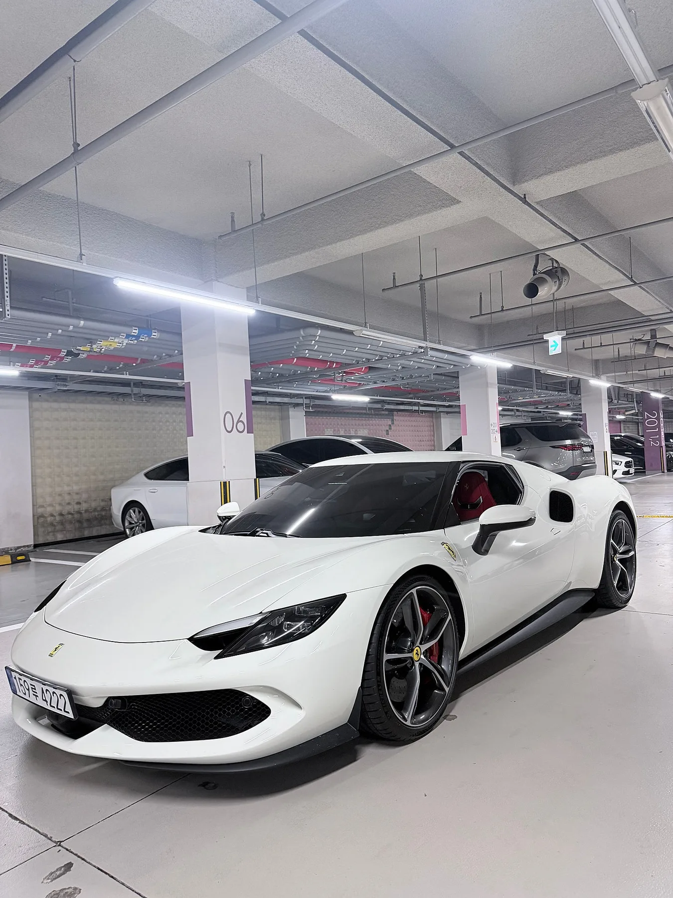 페라리 296GTB 2023 화이트 사진 3
