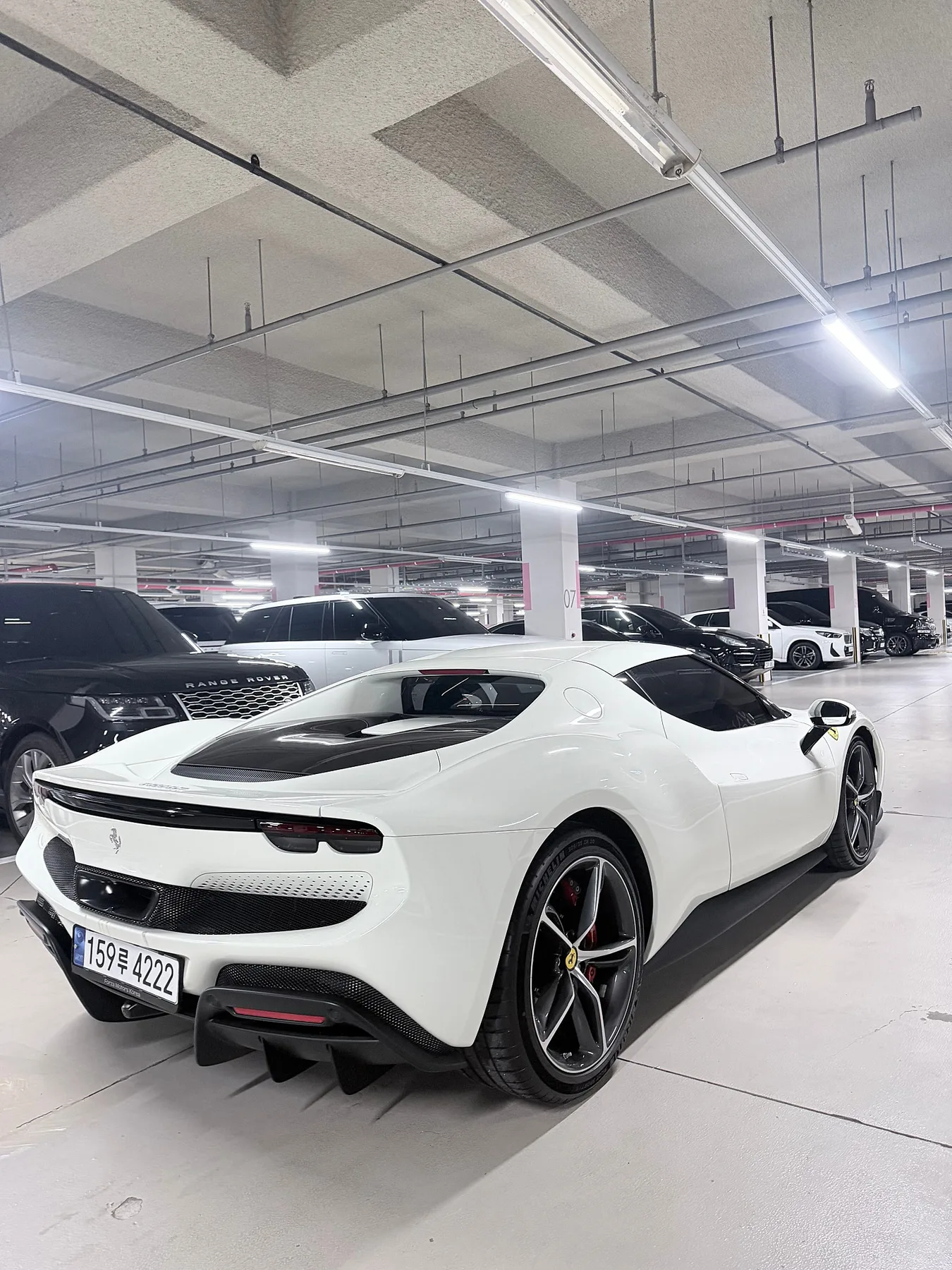 페라리 296GTB 2023 화이트 사진 4