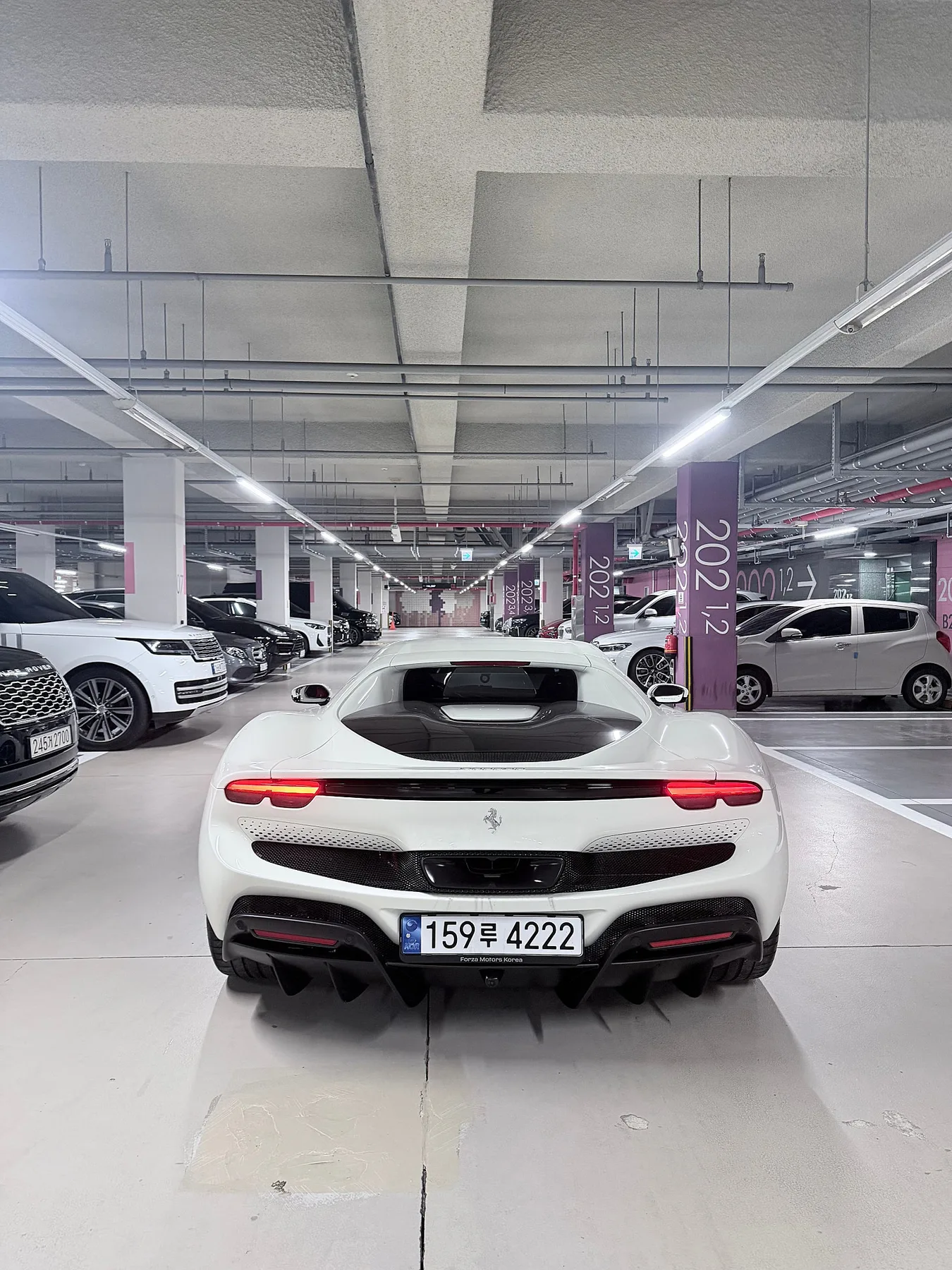 페라리 296GTB 2023 화이트 사진 5