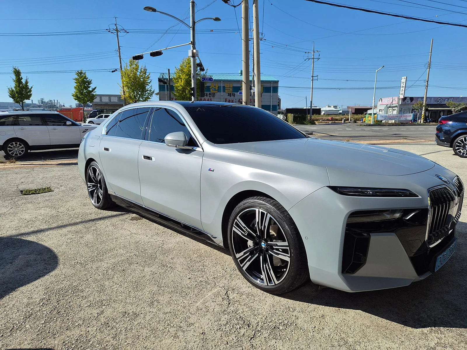 BMW i7 M60 2023 브루클린 그레이 사진 2