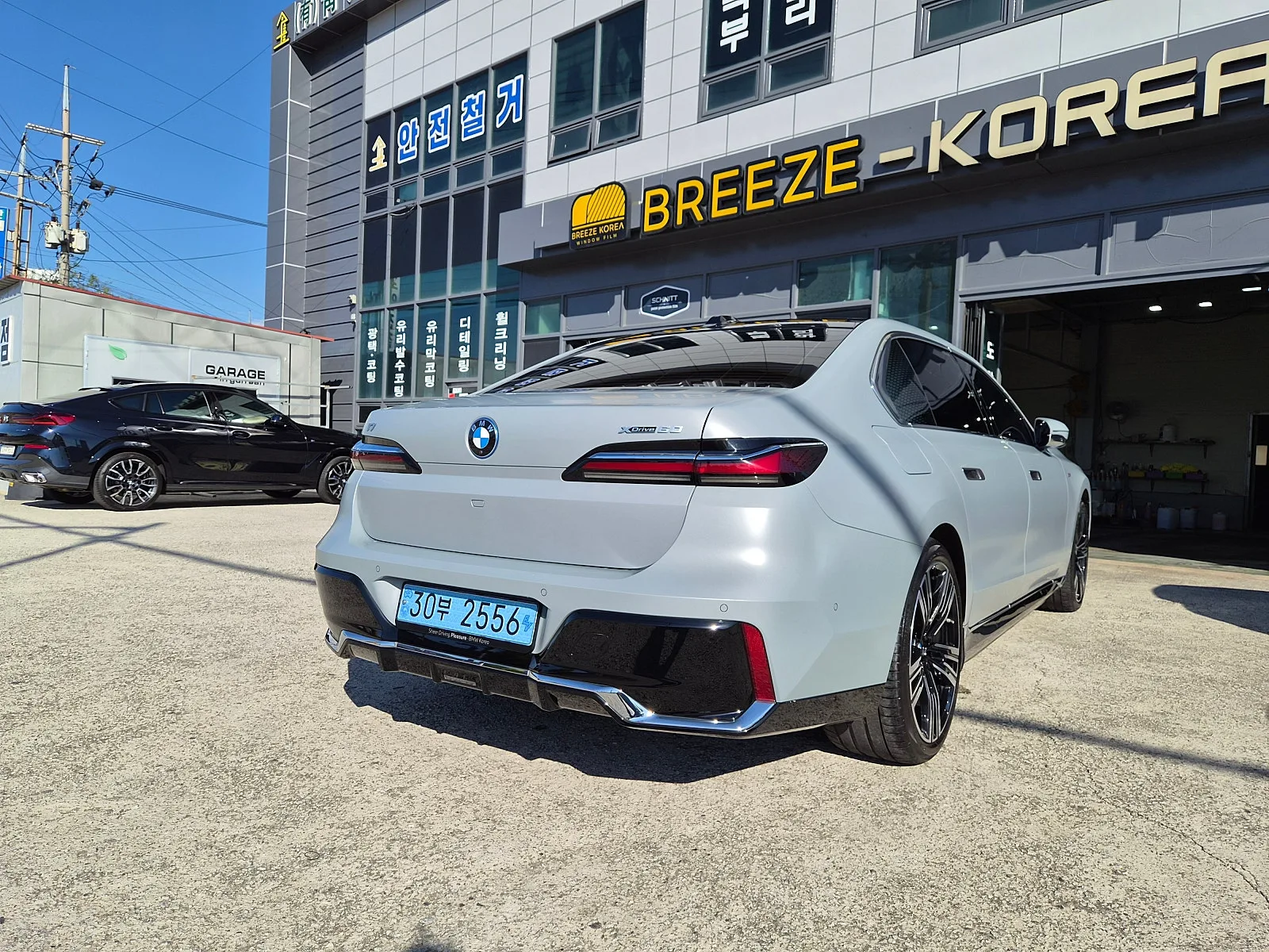 BMW i7 M60 2023 브루클린 그레이 사진 3