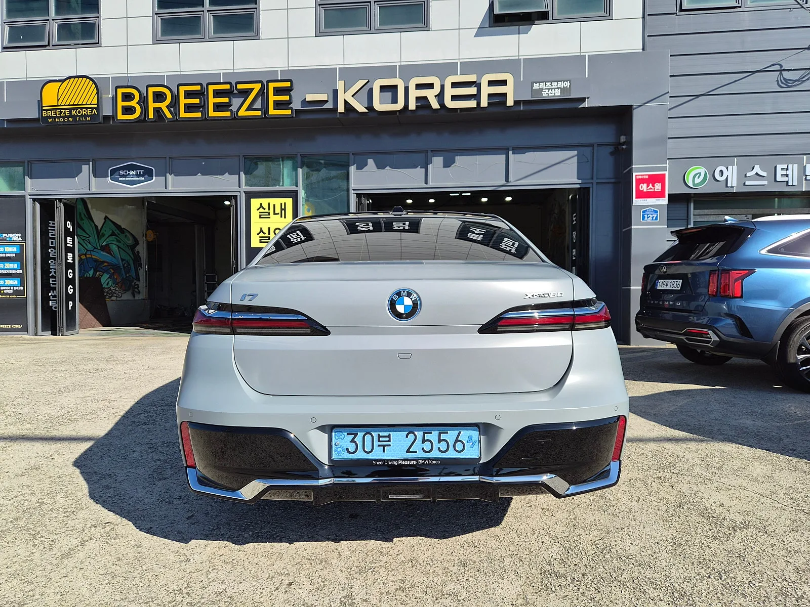 BMW i7 M60 2023 브루클린 그레이 사진 4
