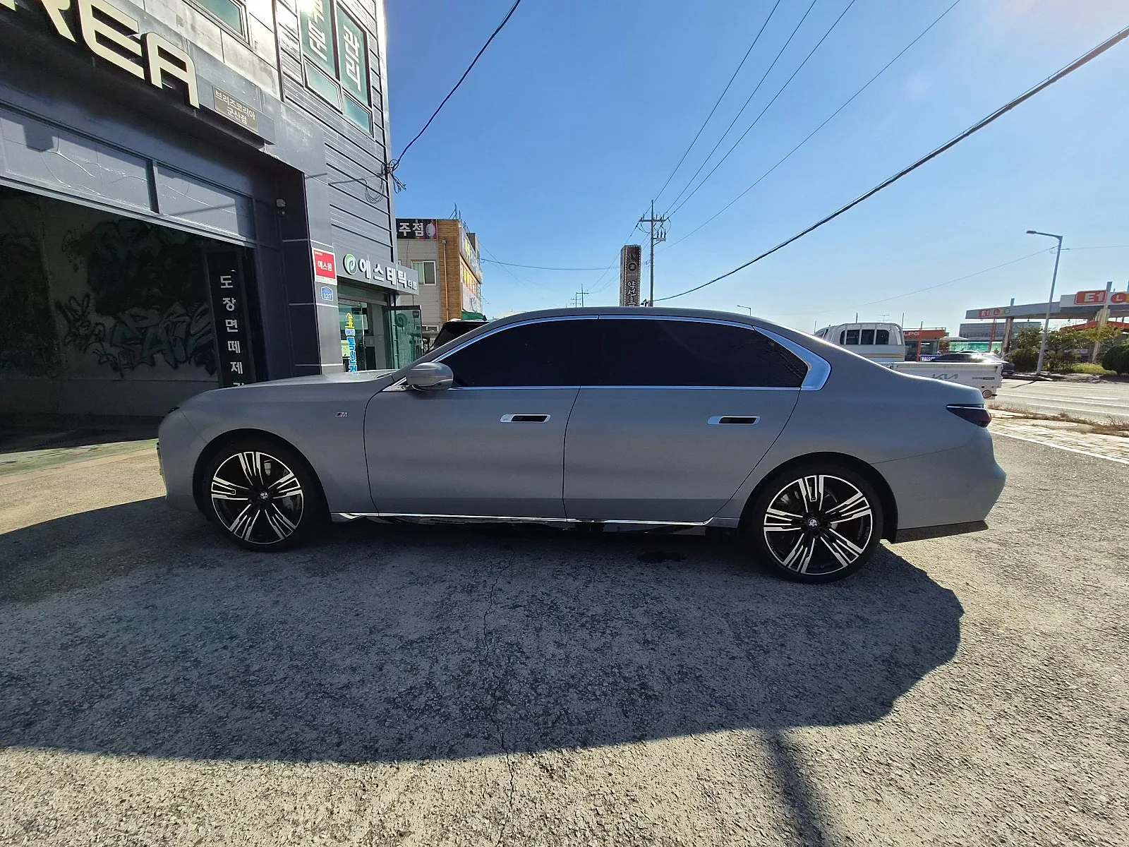 BMW i7 M60 2023 브루클린 그레이 사진 5