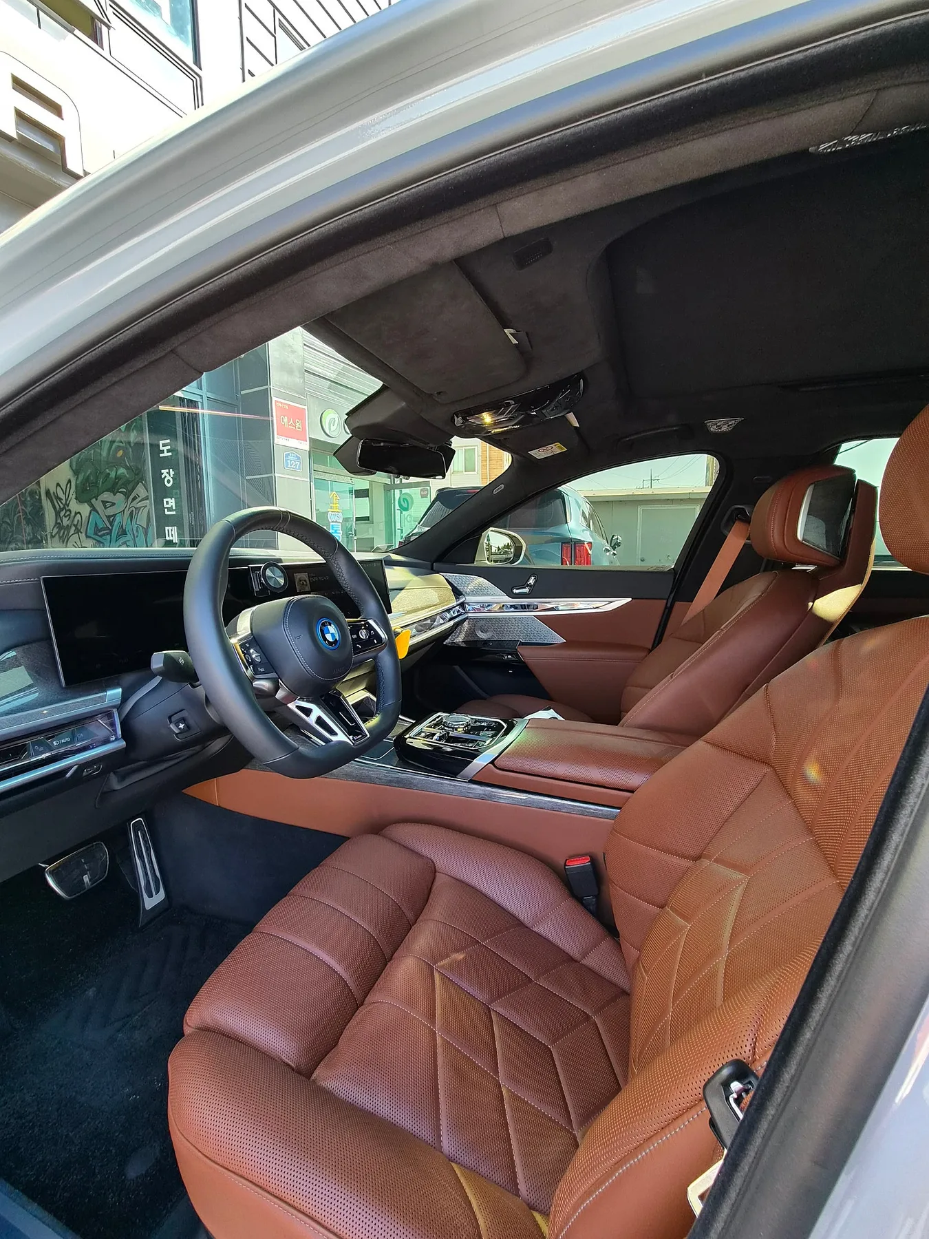 BMW i7 M60 2023 브루클린 그레이 사진 7