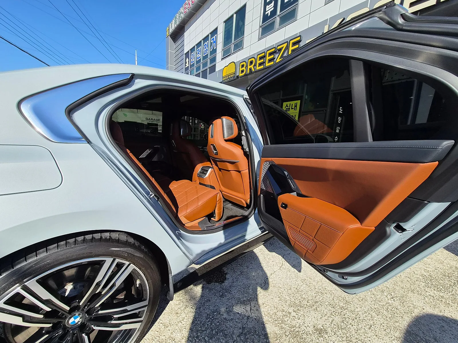BMW i7 M60 2023 브루클린 그레이 사진 6