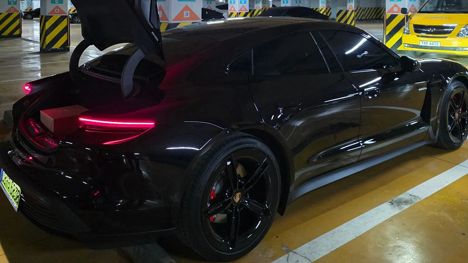 포르쉐 타이칸 4S 2025 블랙 사진 3