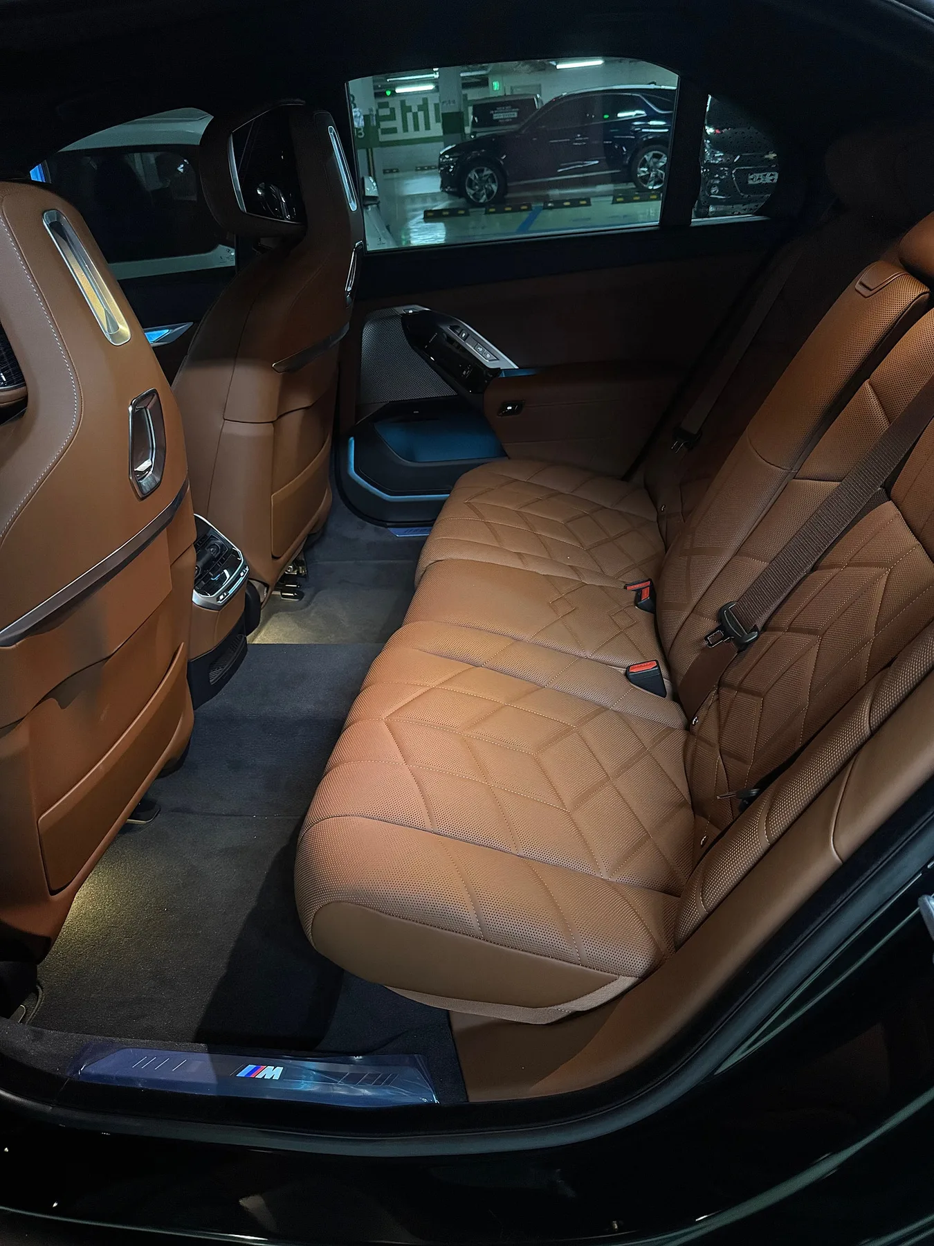 BMW 740i 리미티드 2025 건메탈 사진 6