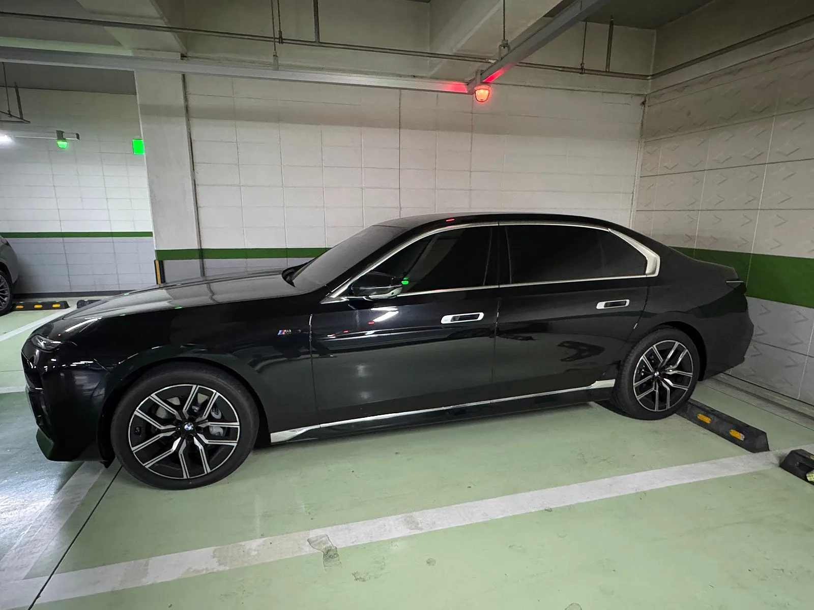 BMW 740i 리미티드 2025 건메탈 사진 4