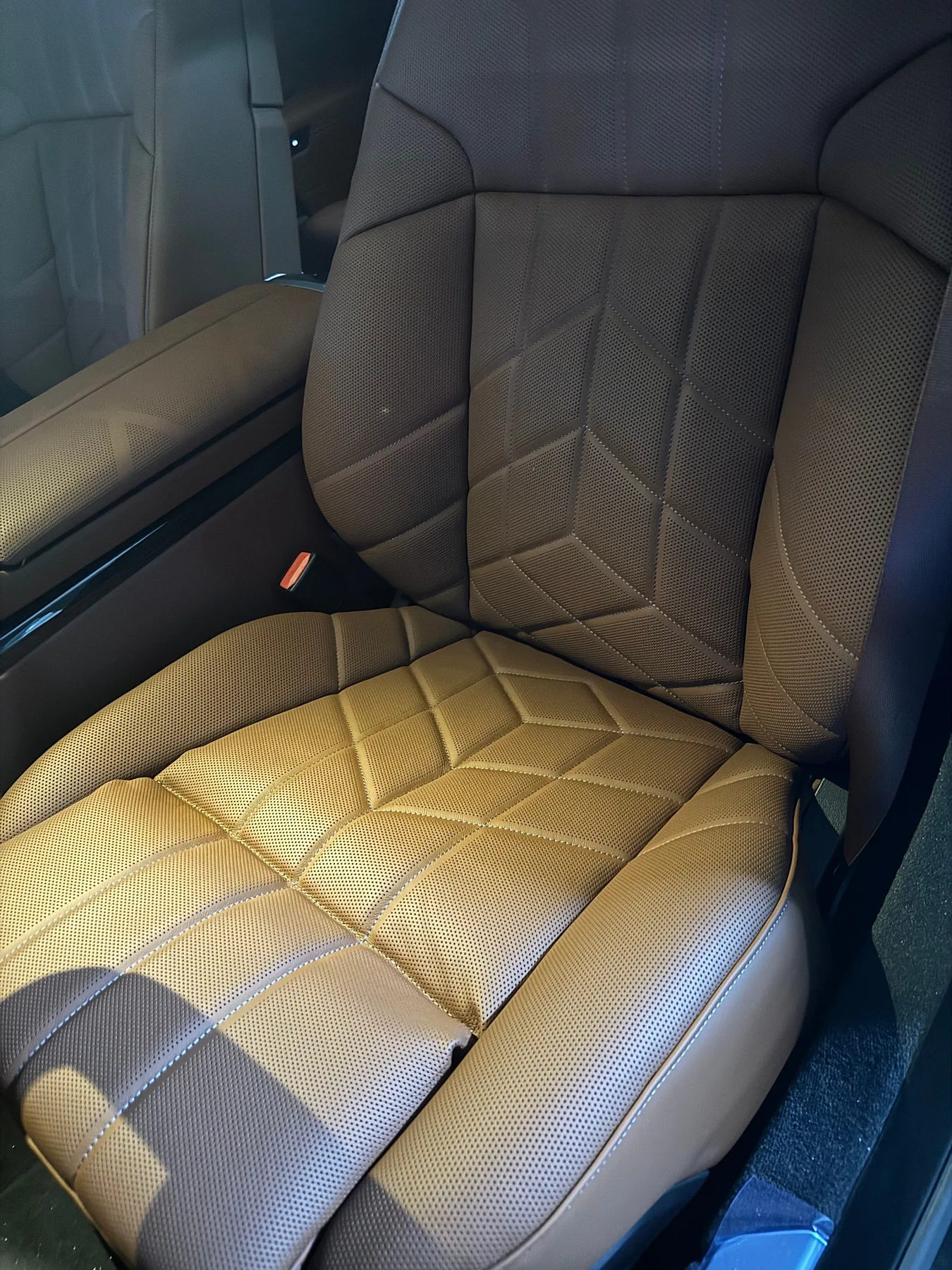 BMW 740i 리미티드 2025 건메탈 사진 8