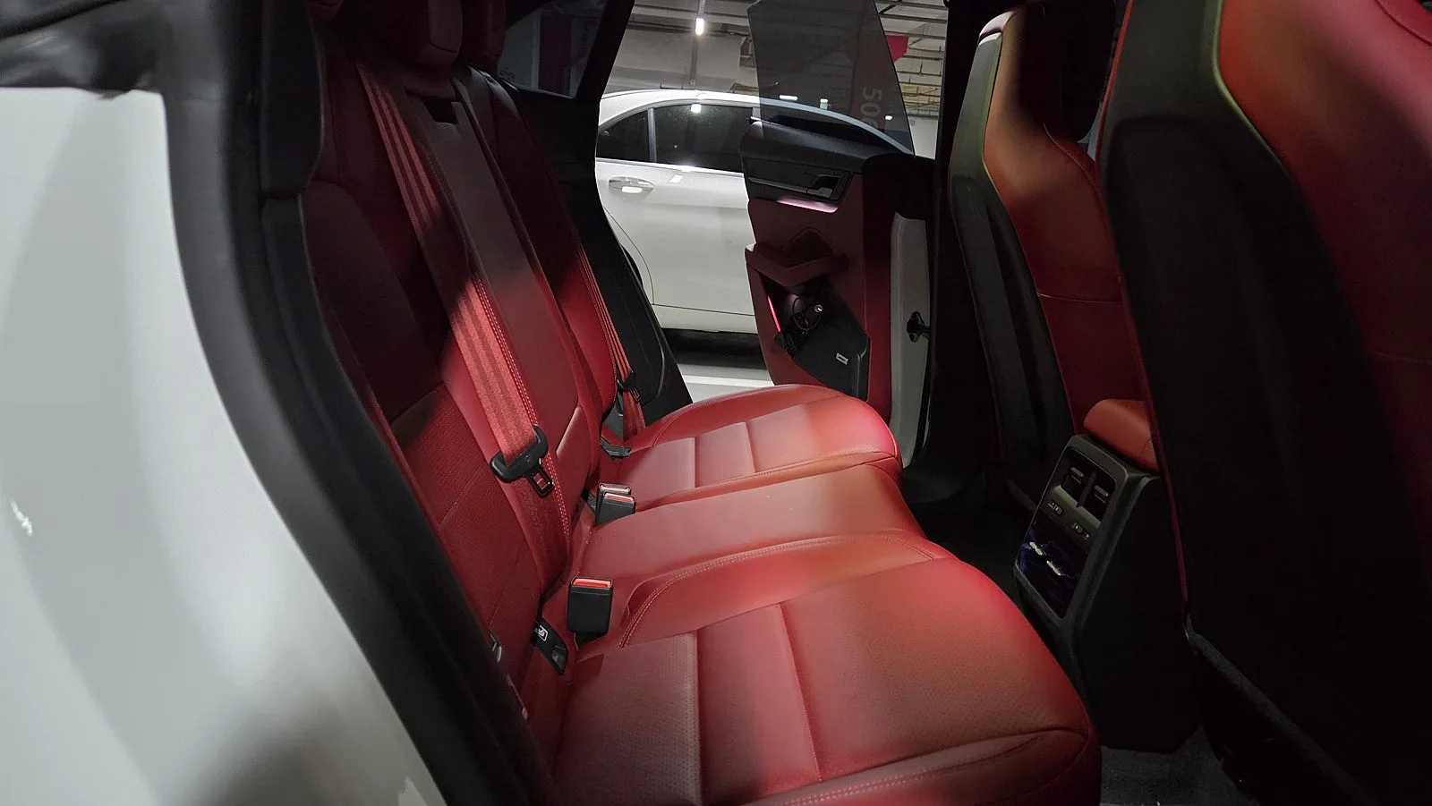 포르쉐 마칸4 EV 2026 화이트 사진 7