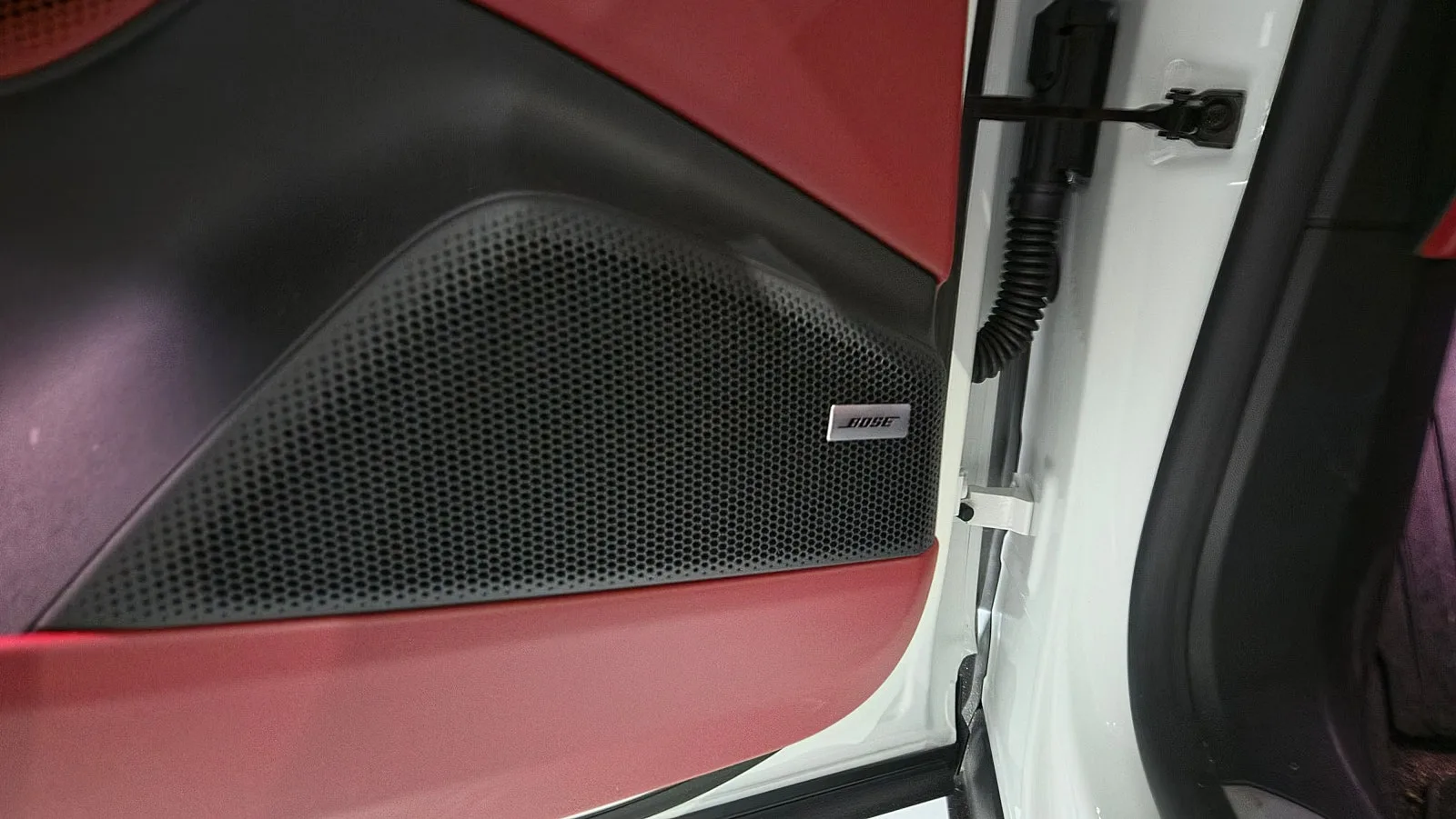 포르쉐 마칸4 EV 2026 화이트 사진 8