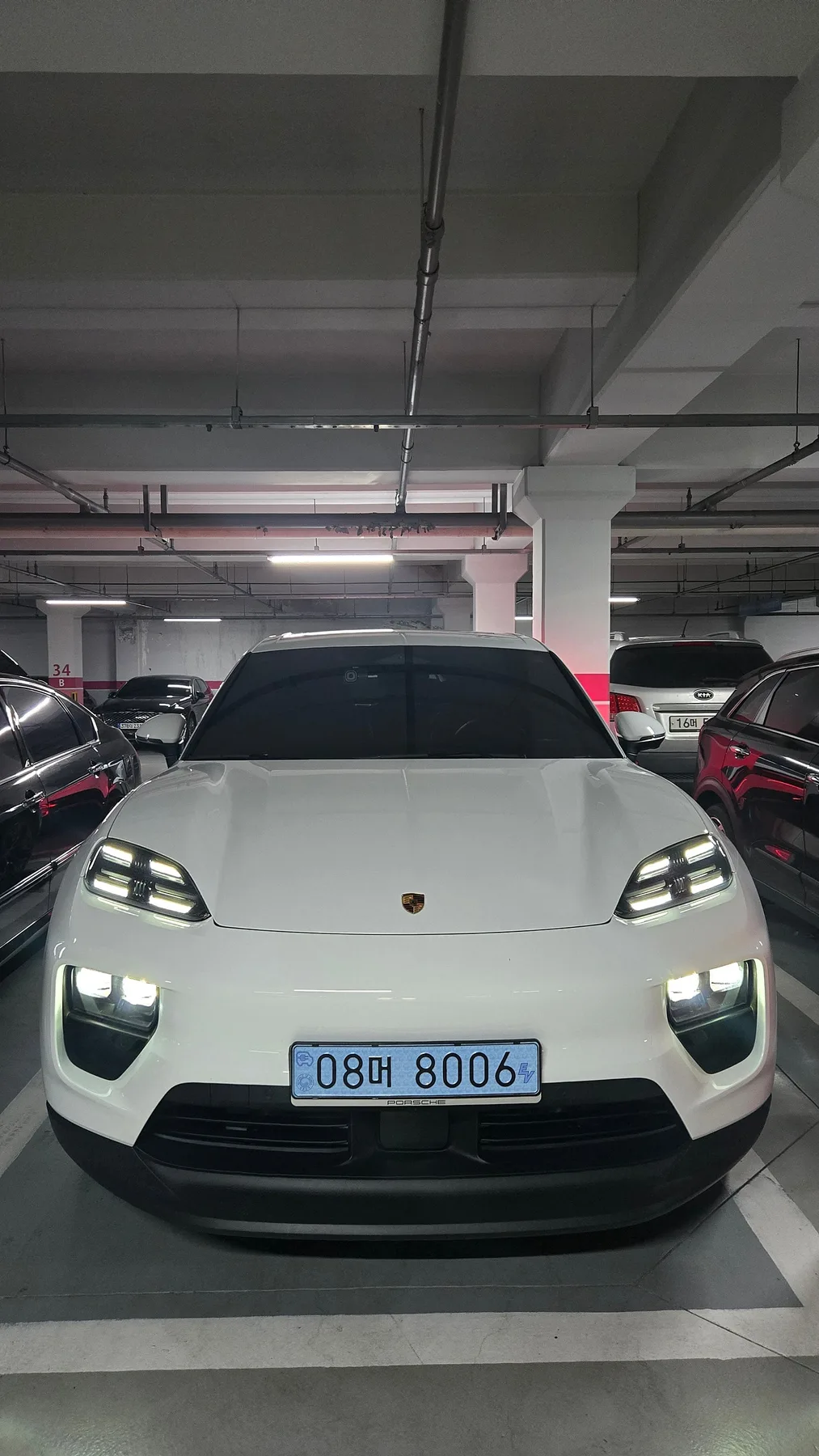 포르쉐 마칸4 EV 2026 화이트 사진 2