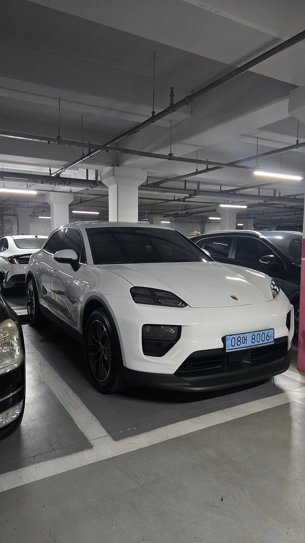포르쉐 마칸4 EV 2026 화이트 사진 3