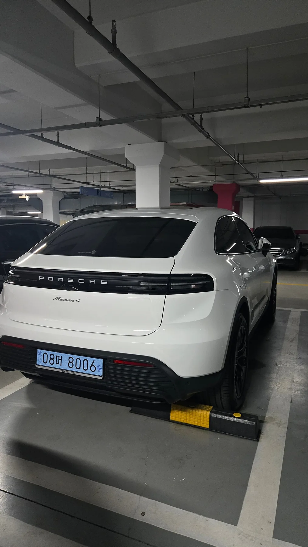 포르쉐 마칸4 EV 2026 화이트 사진 4