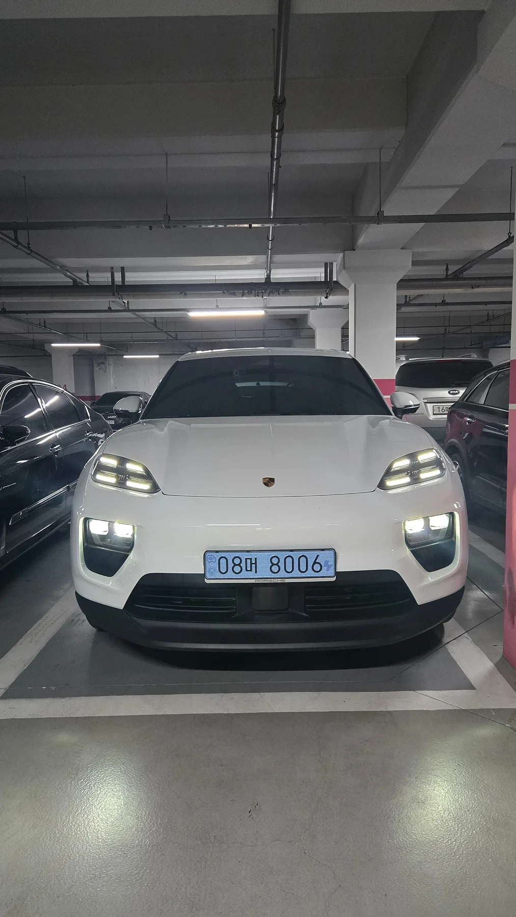 포르쉐 마칸4 EV 2026 화이트 사진 5