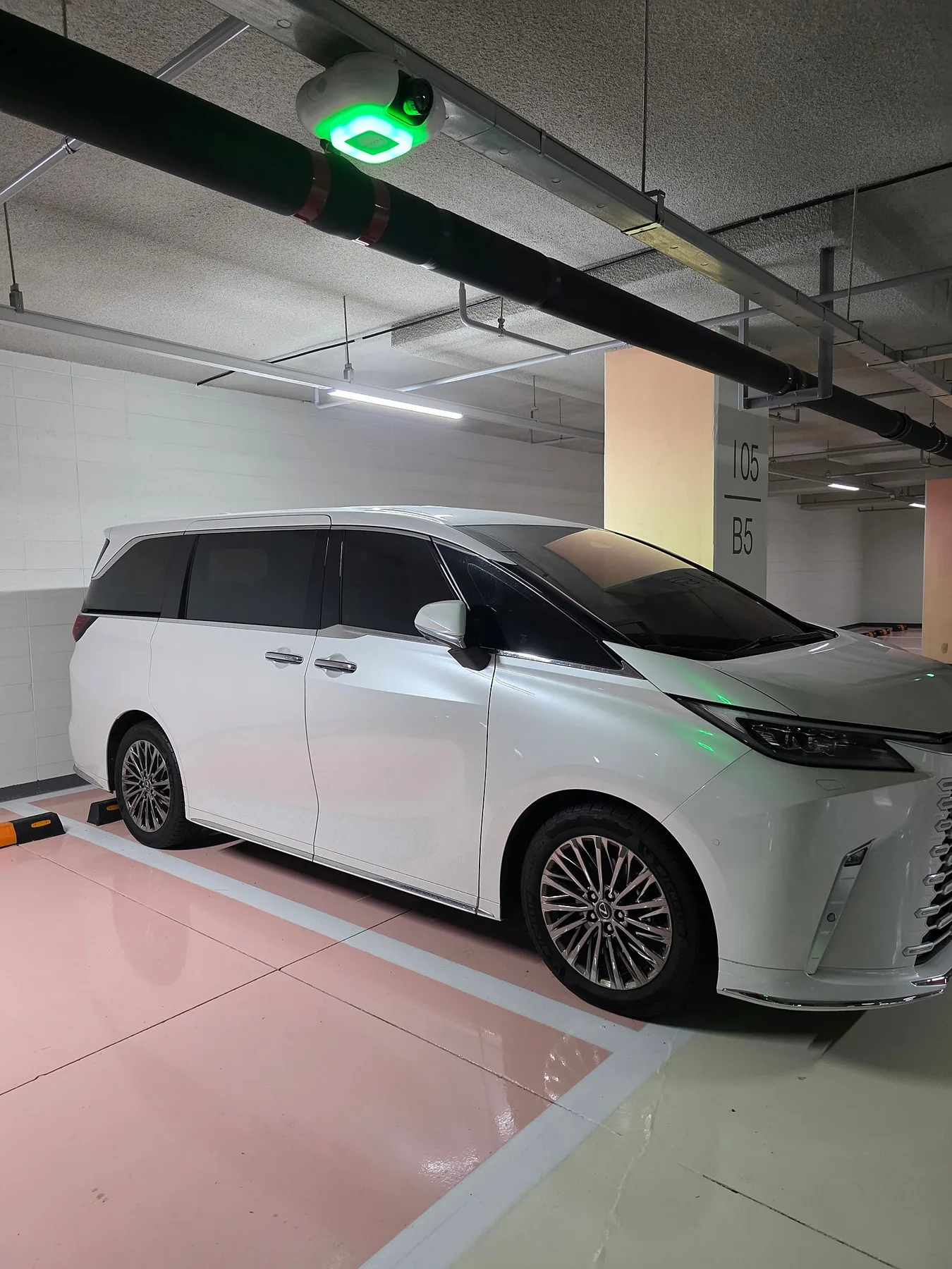 렉서스 LM500h Executive 6인승 2025 화이트 사진 2