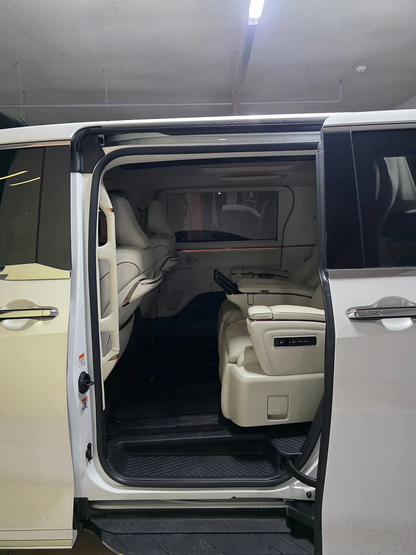 렉서스 LM500h Executive 6인승 2025 화이트 사진 6