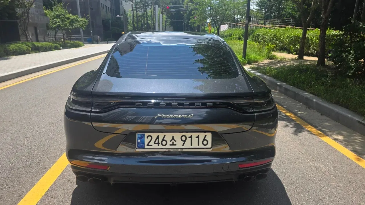 포르쉐 파나메라4 하이브리드 플래티넘 에디션 2023 블랙 사진 4