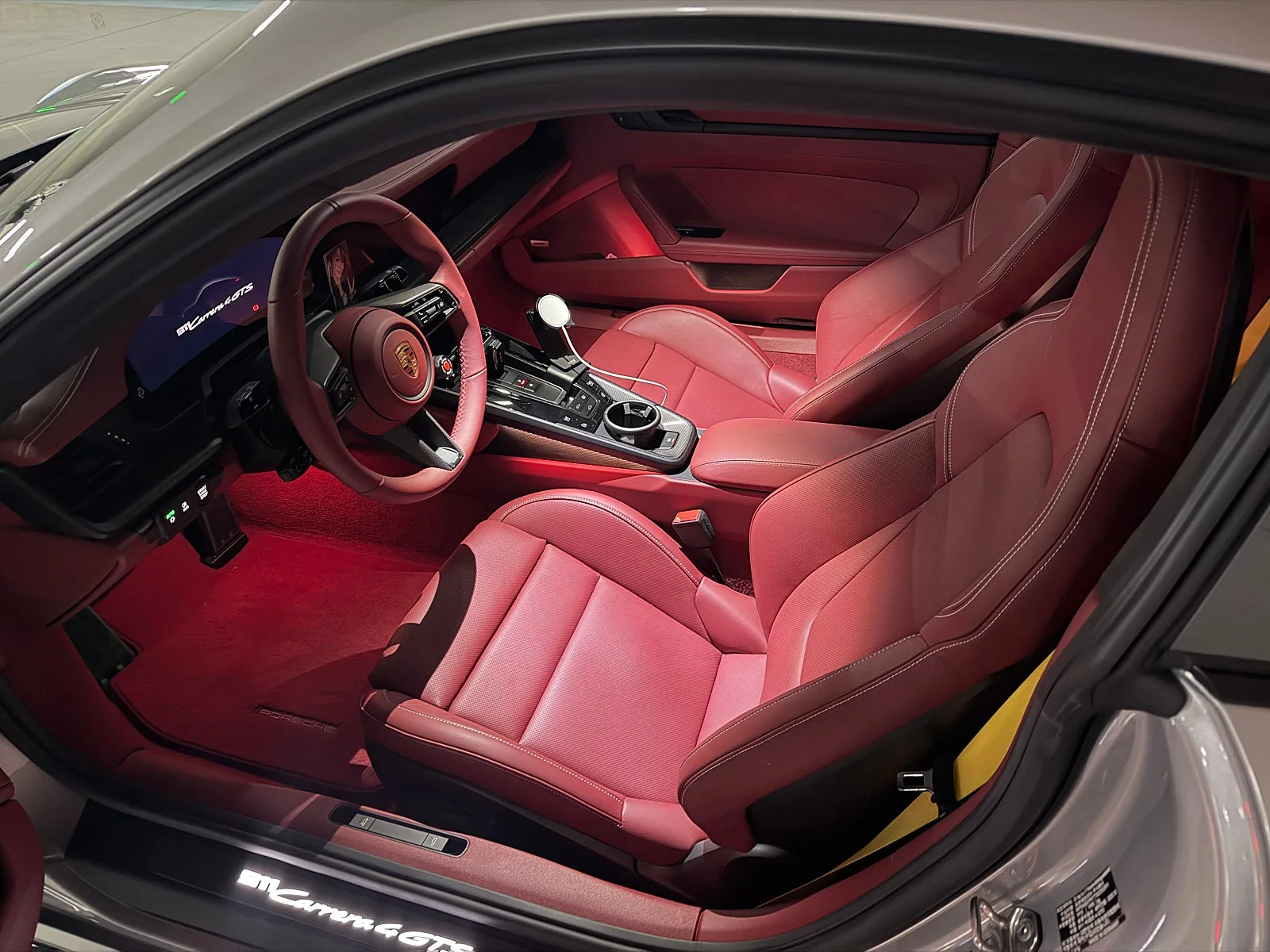 포르쉐 911 4 GTS 화이트 사진 5